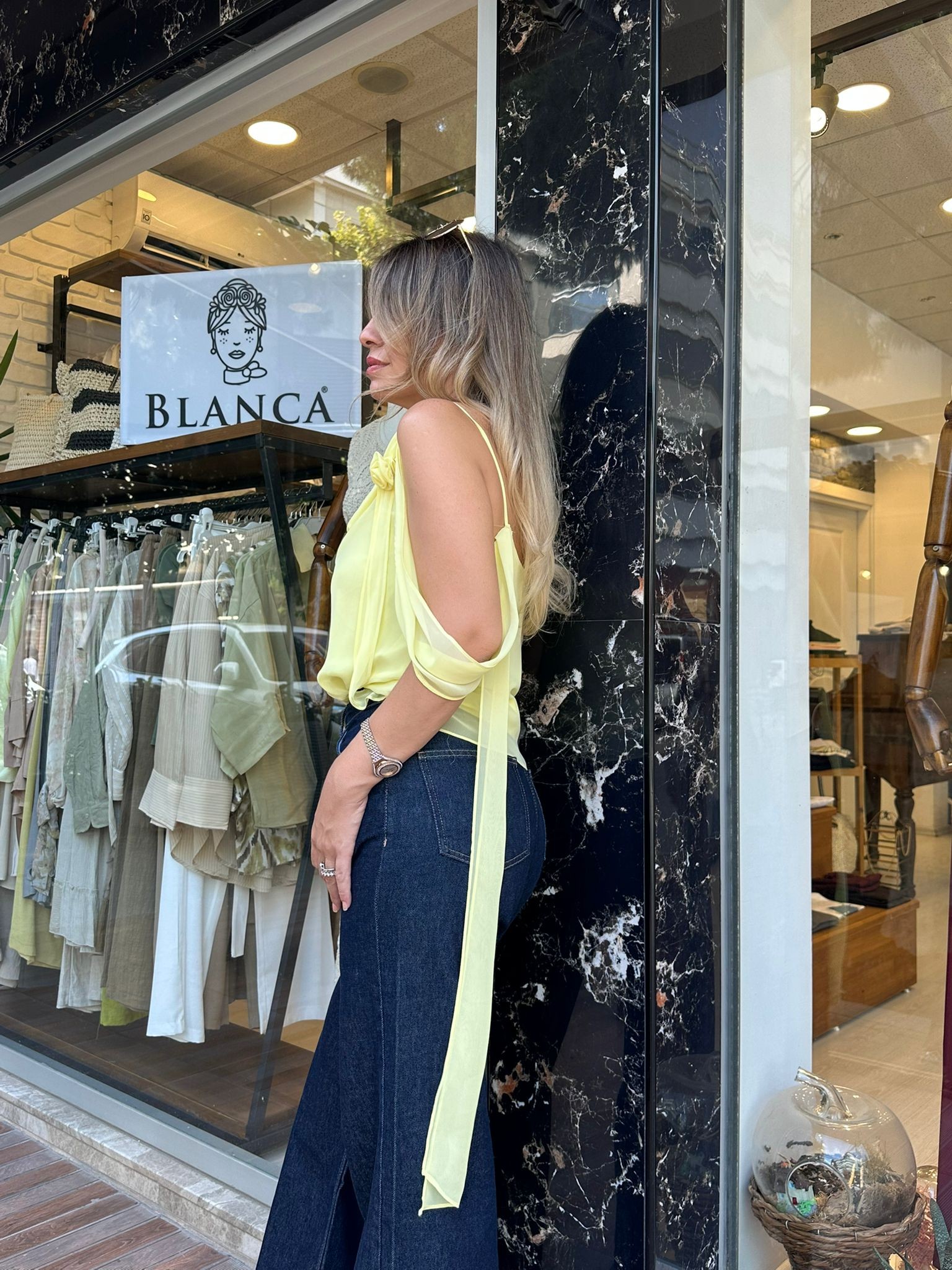 Degaje Yaka Gül Detaylı Bluz
