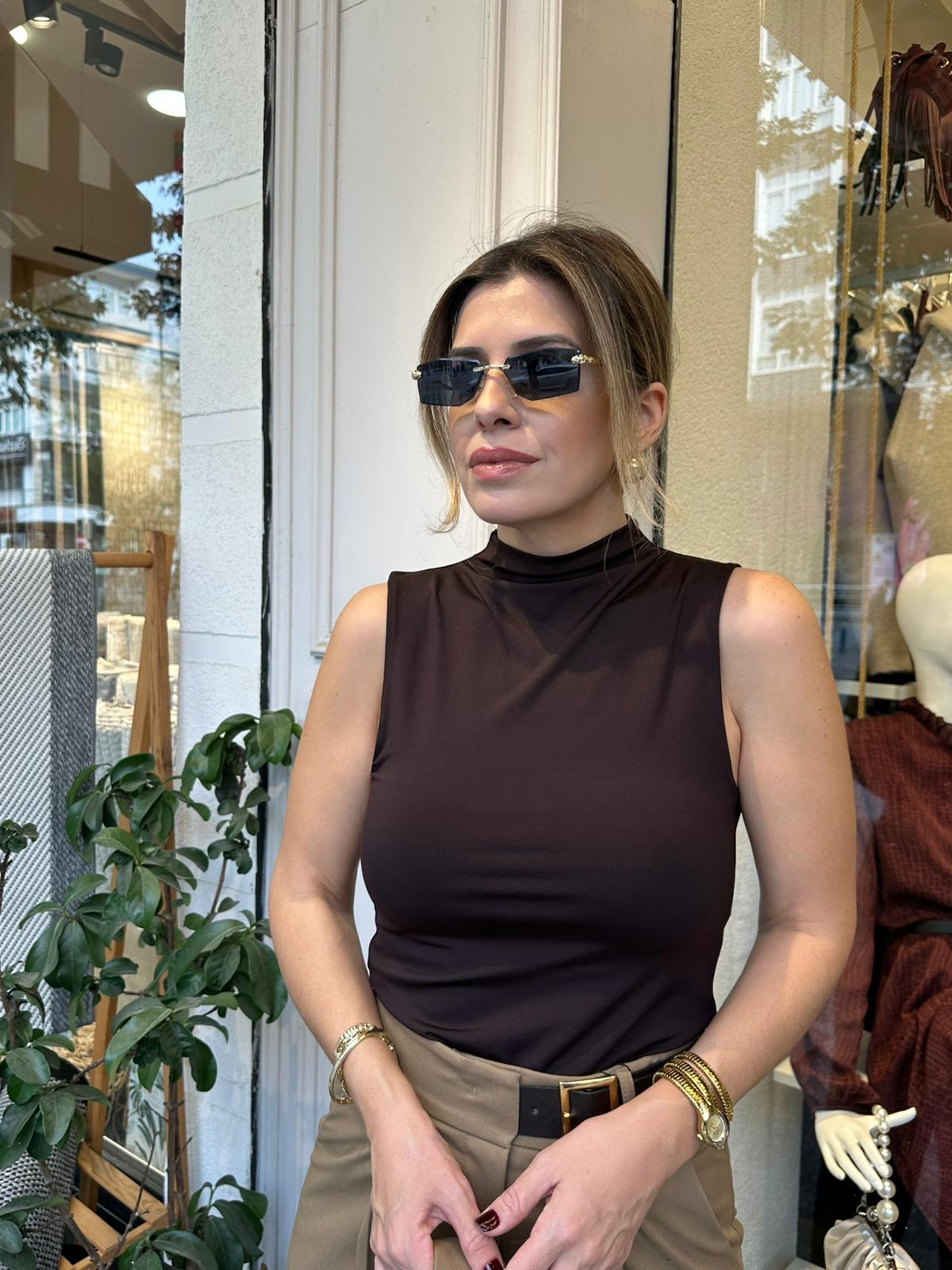 Dik Yaka Sıfır Kol Body - Kahve