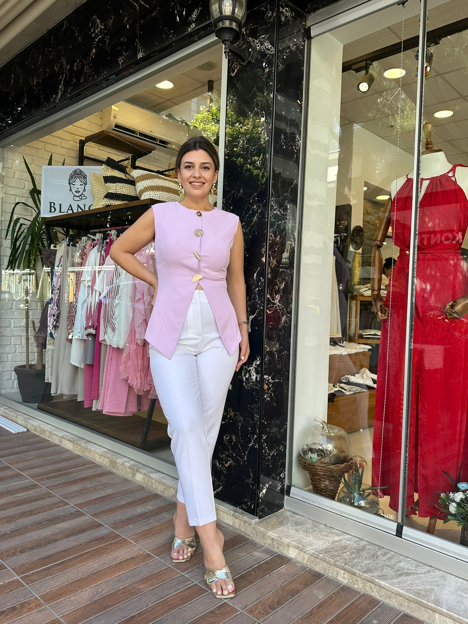 Kavis Yaka Detaylı Gold Düğmeli Yelek