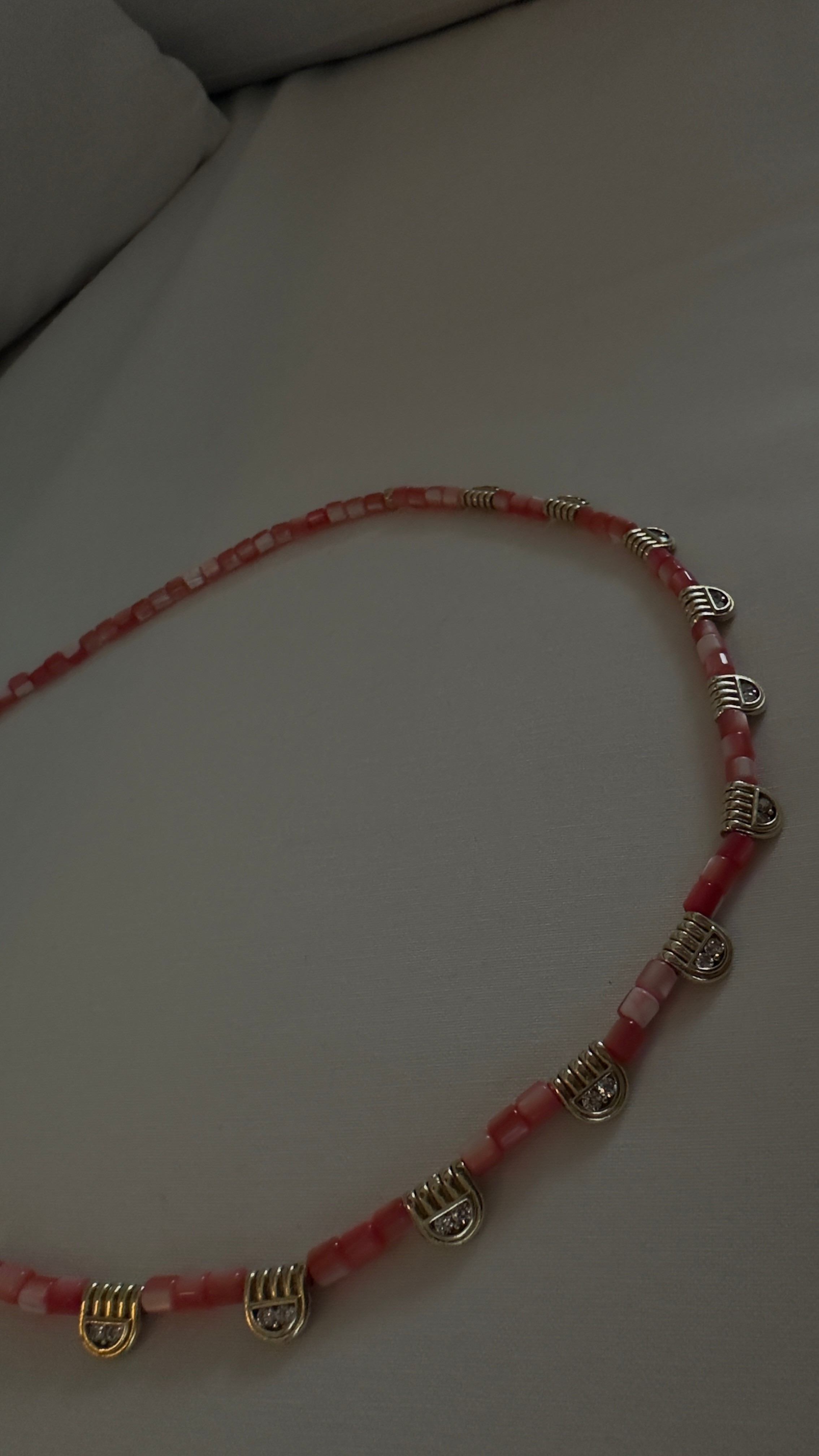 Pembe taşlı kolye