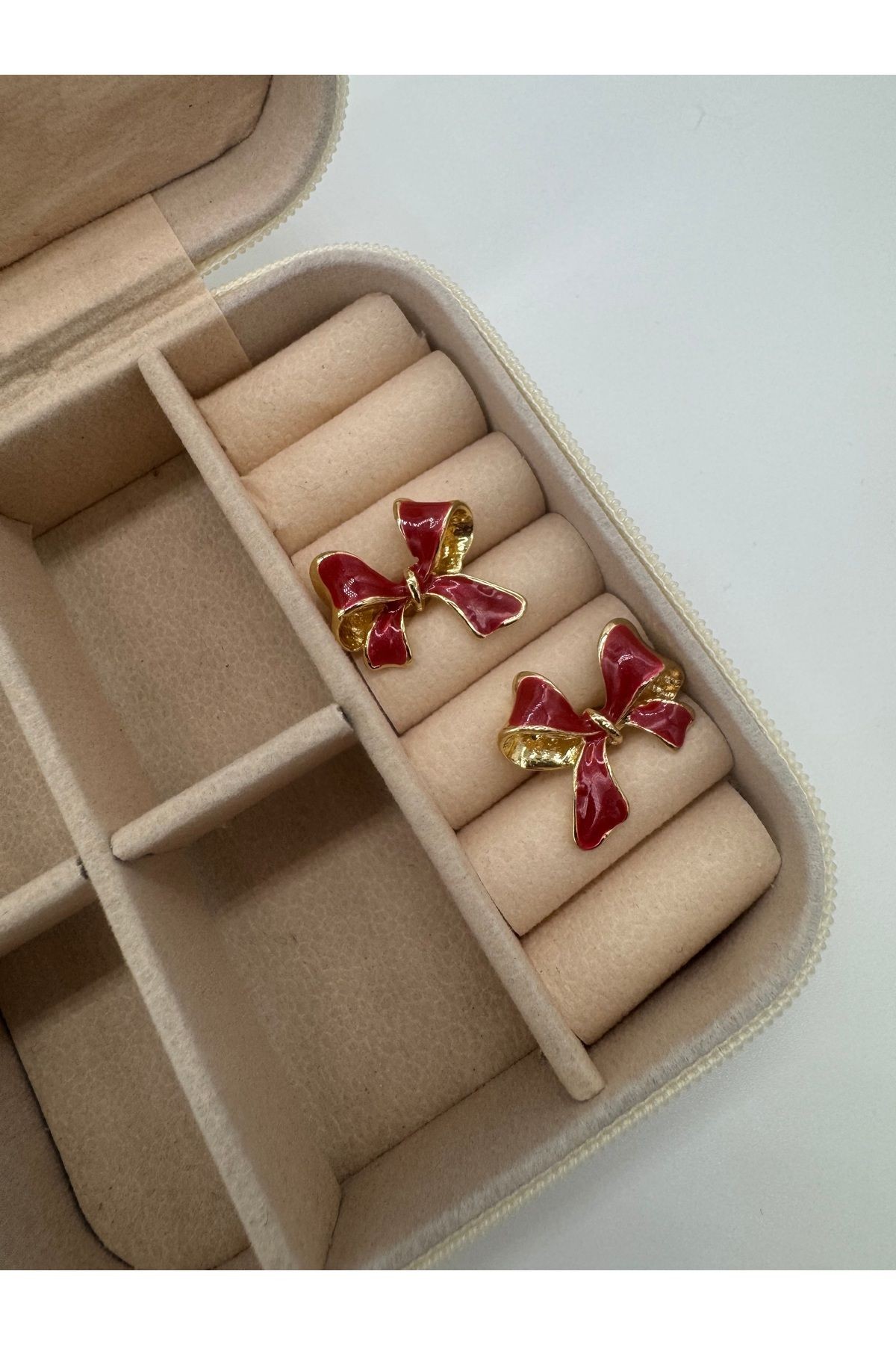 pinterest model gold detaylı kırmızı fiyonk küpe