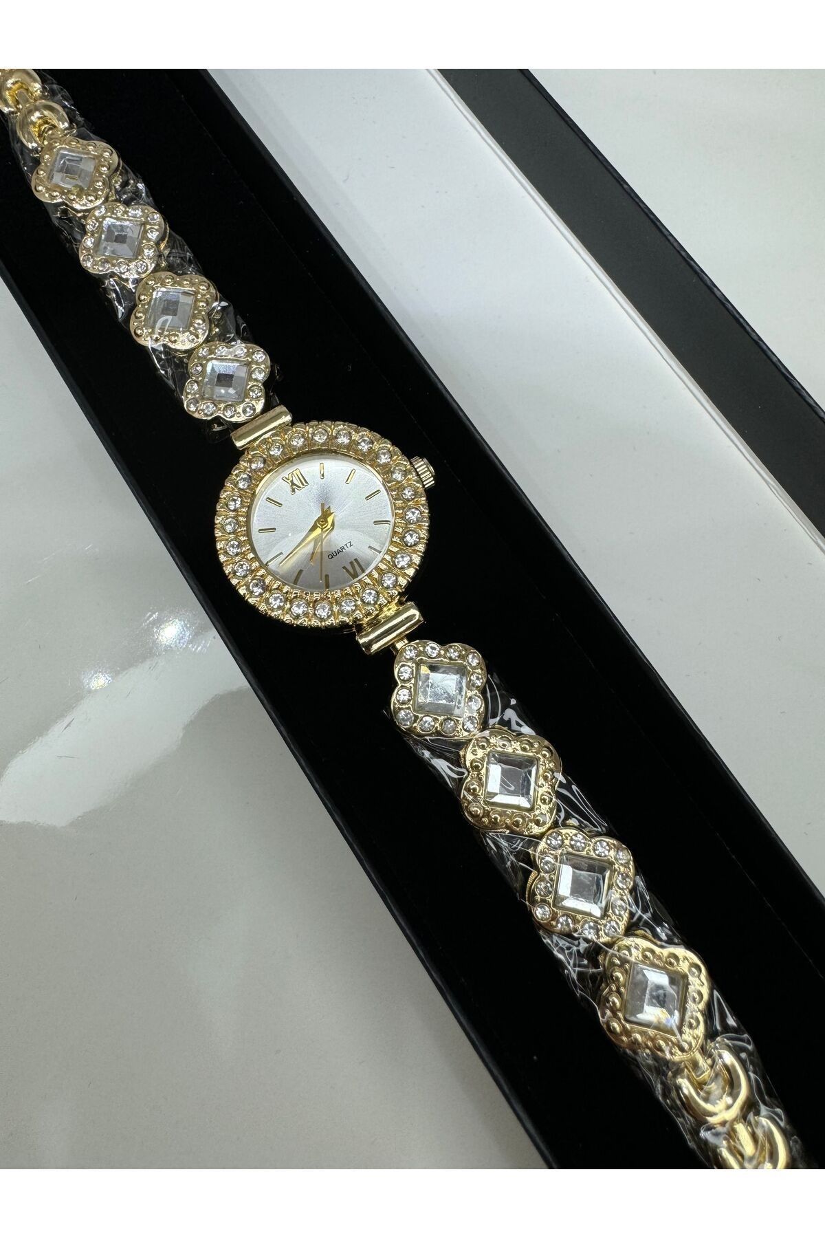 Yonca Model Zirkon Taşlı Vintage Saat