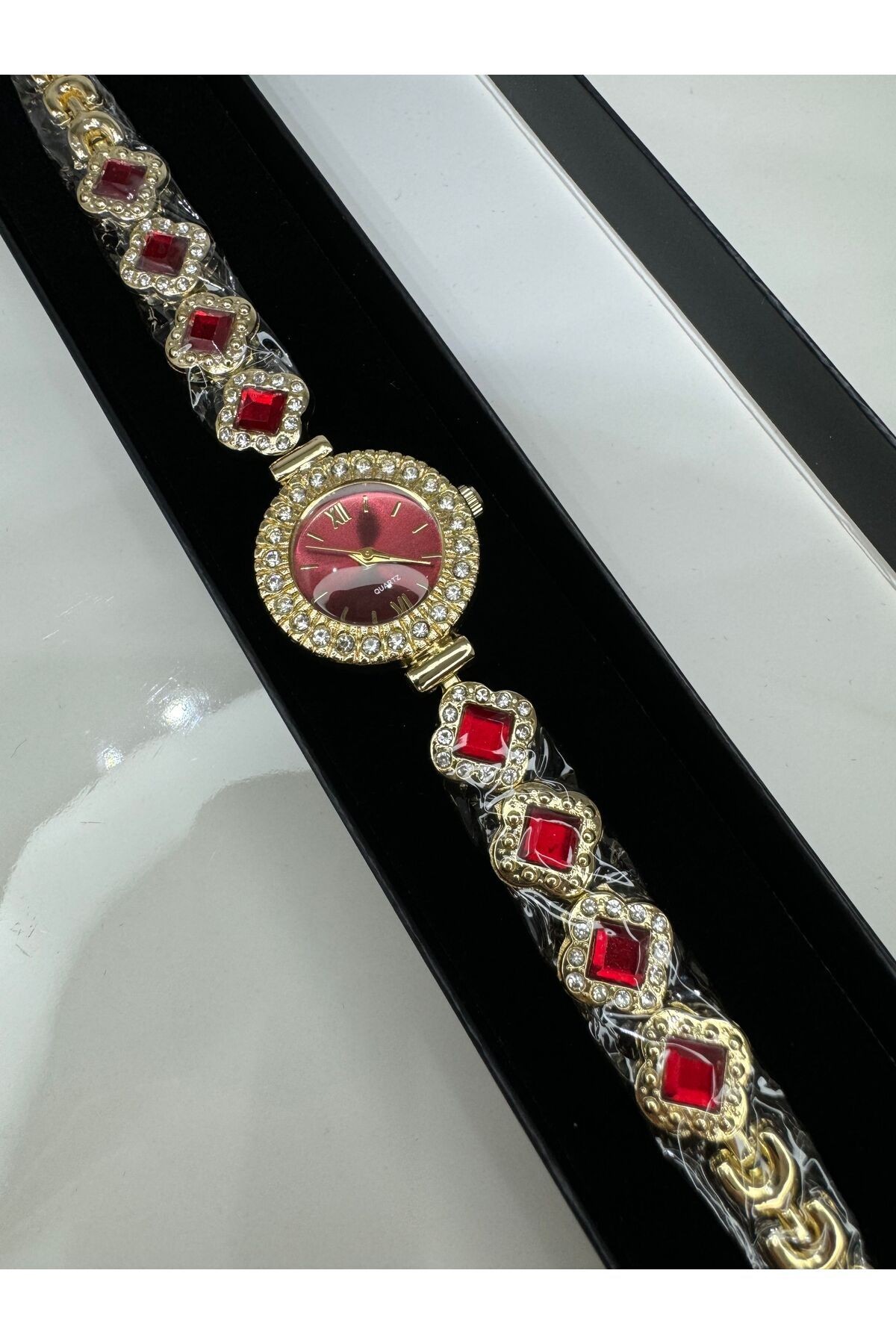 Yonca Model Zirkon Taşlı Vintage Saat
