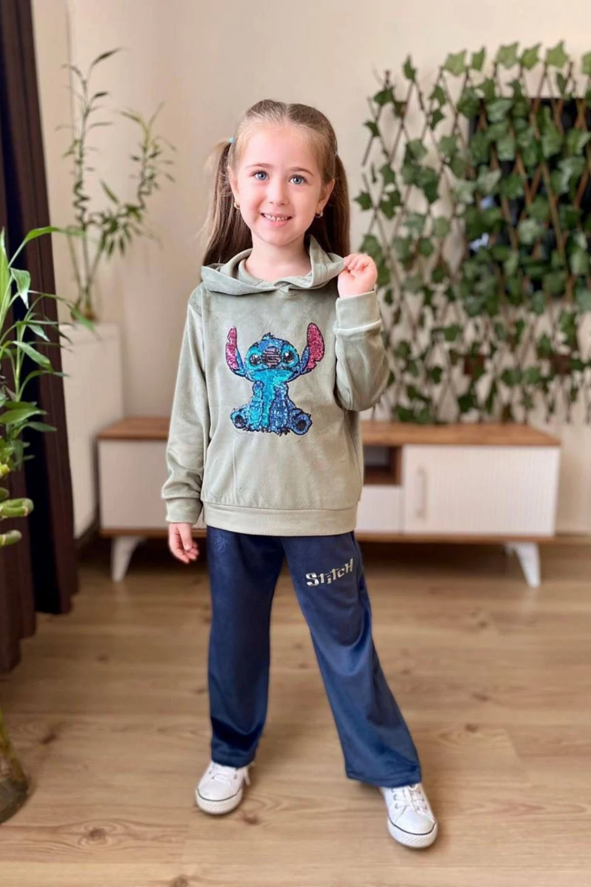 HAKİ RENK STİÇ PUL NAKIŞLI KADİFE KUMAŞ KIZ ÇOCUK EŞOFMAN TAKIMI