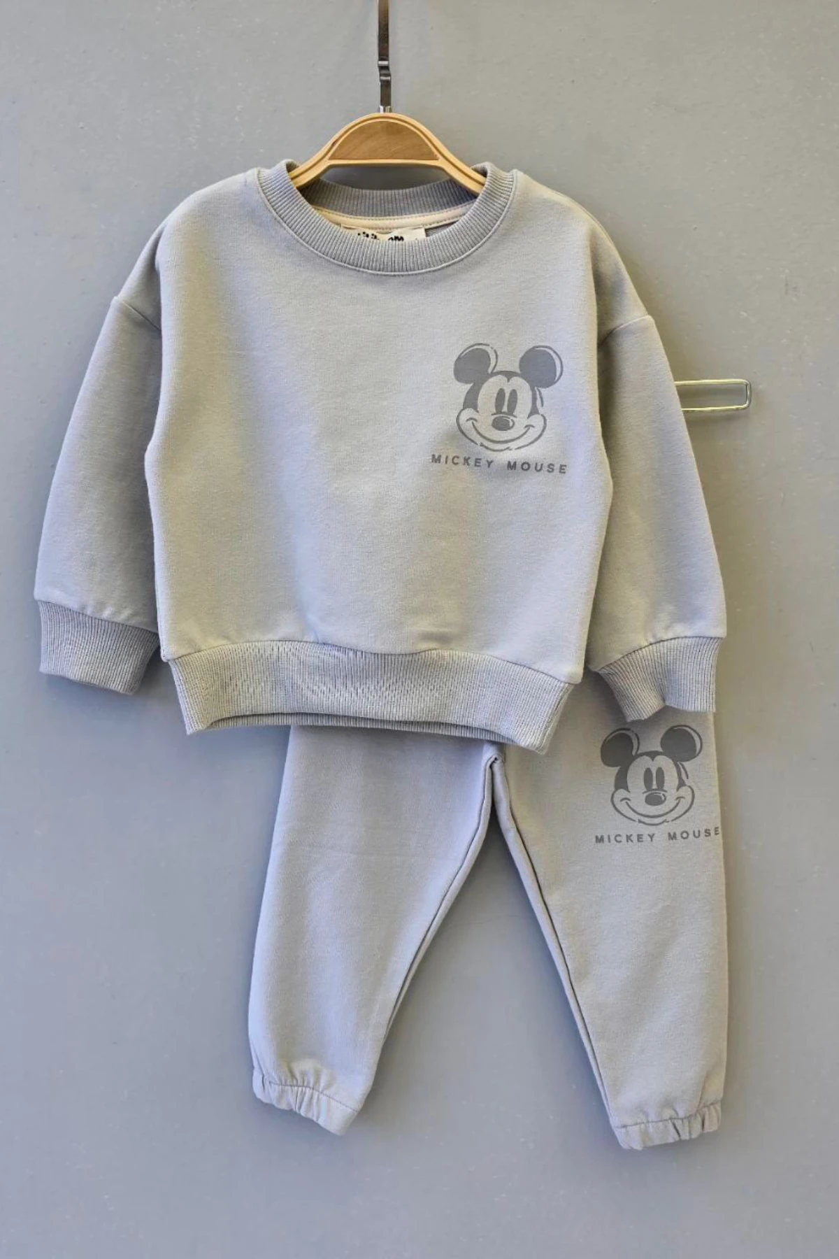GRİ RENK ARKASI MİCKEY MOSUE BASKILI ERKEK BEBEK EŞOFMAN TAKIMI