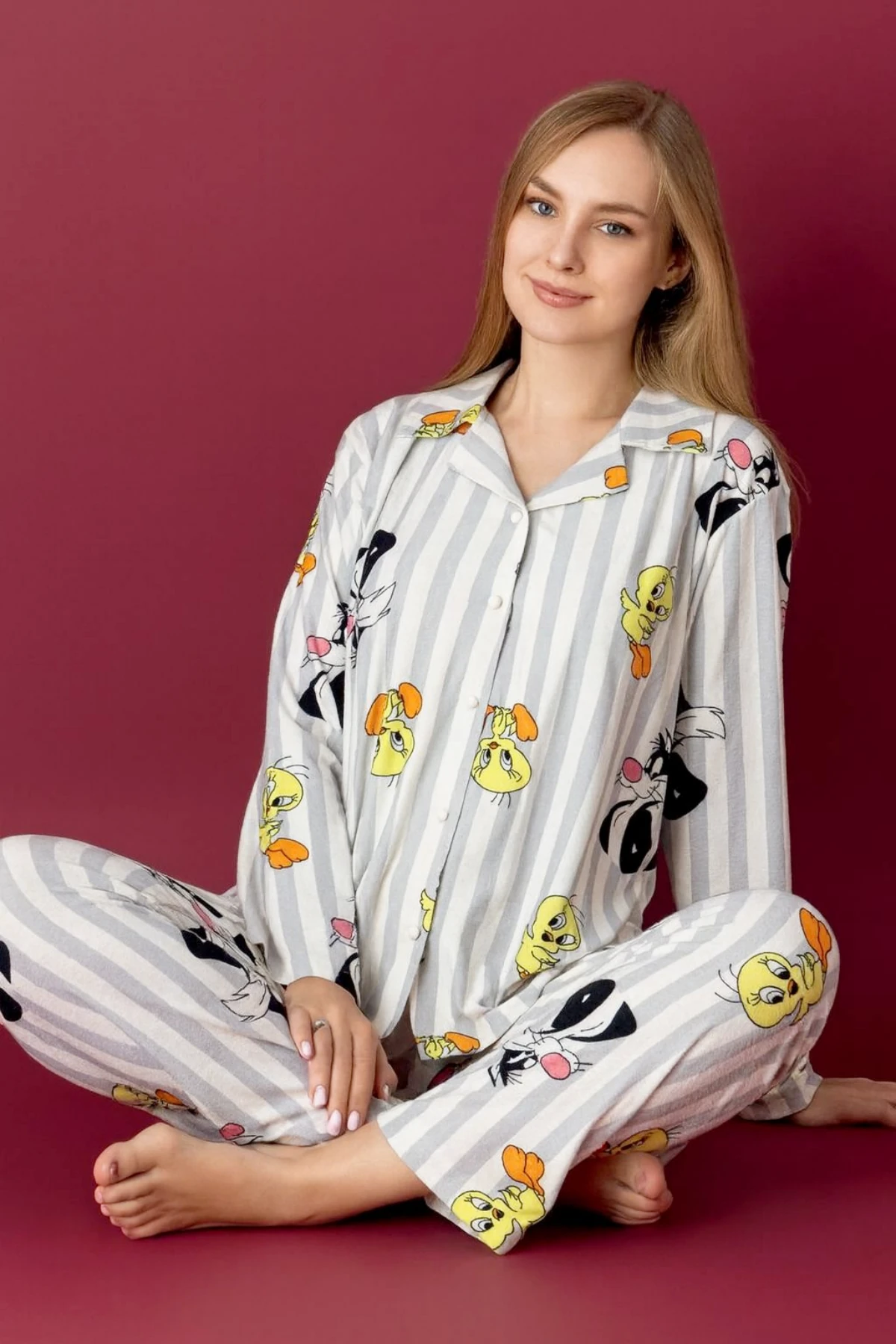 ÖNDEN DÜĞMELİ GRİ ÇİZGİLİ TWEETY DESEN SÜET KUMAŞ KADIN PİJAMA TAKIMI