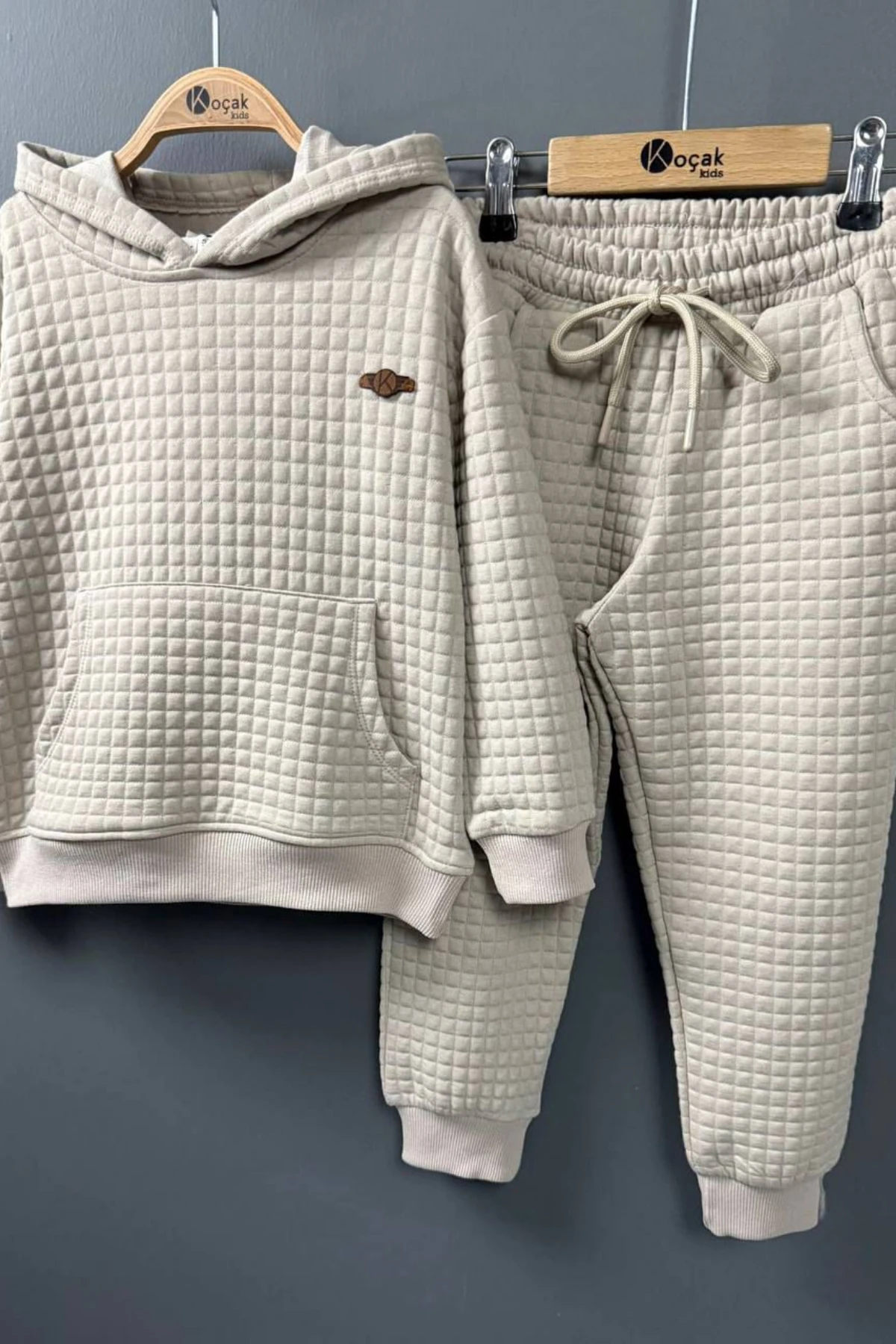 KREM RENK KAPİTONE KUMAŞ ERKEK ÇOCUK EŞOFMAN TAKIMI 