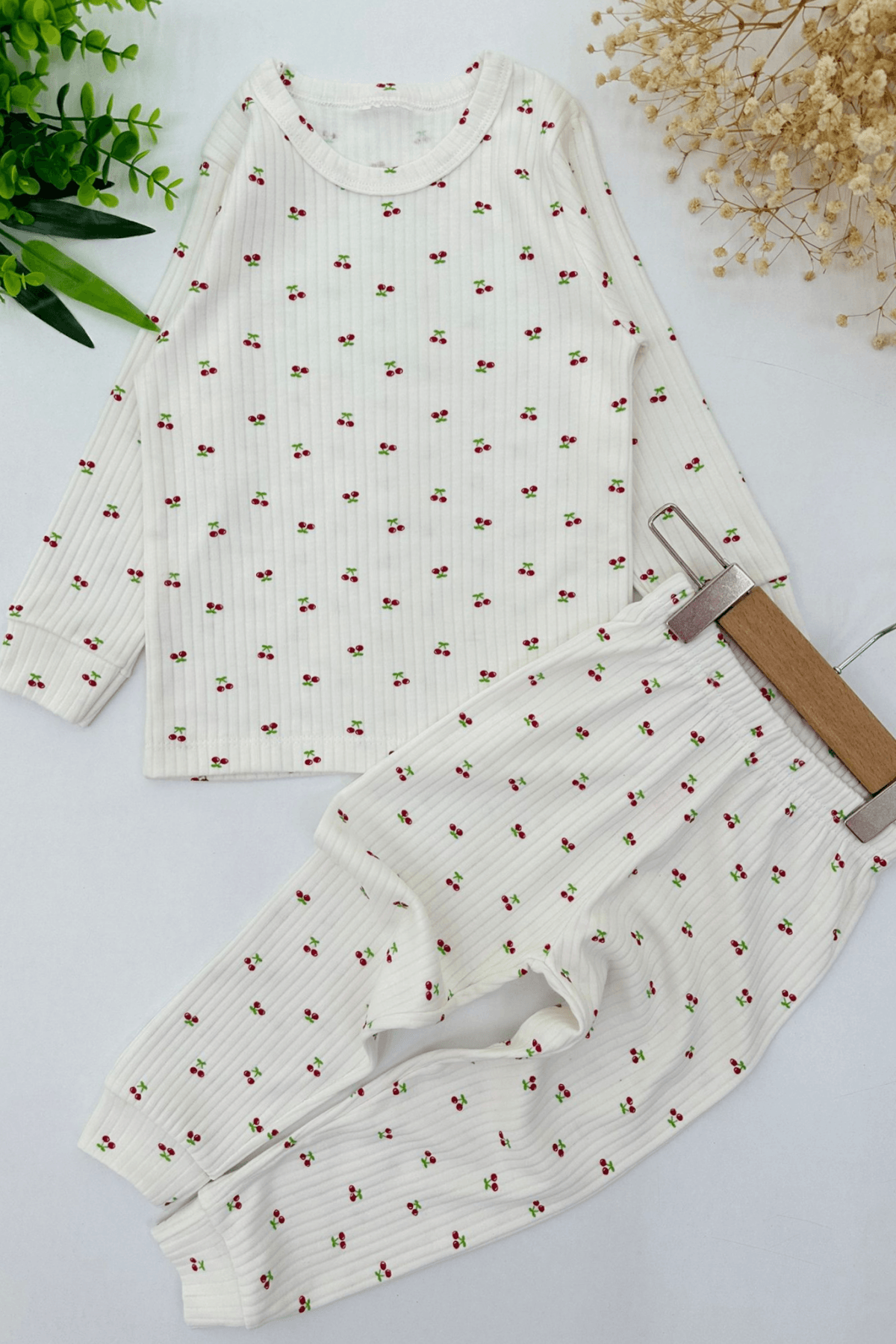 EKRU RENK KİRAZ DESEN KIZ ÇOCUK PİJAMA TAKIMI