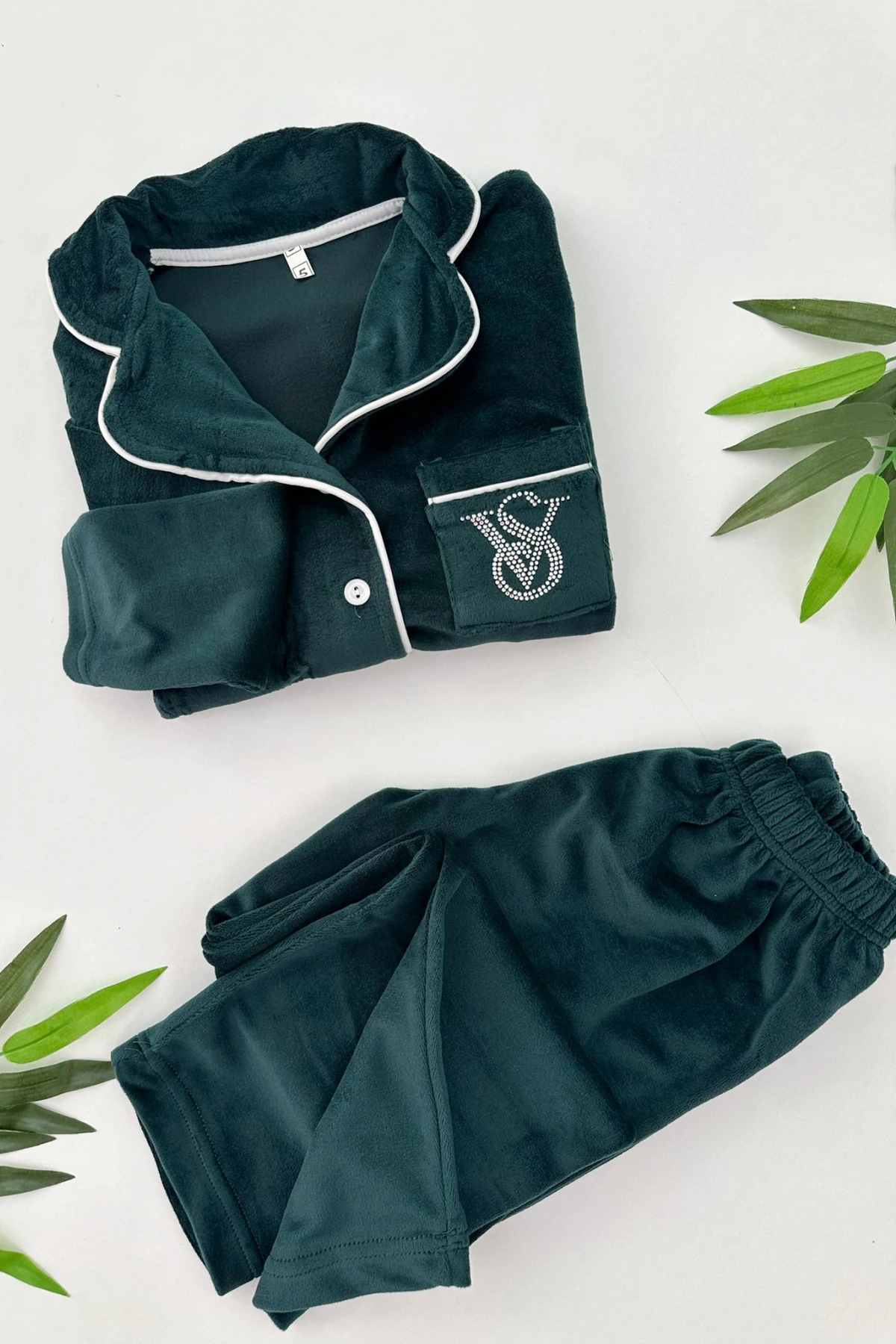 ÖNDEN DÜĞMELİ KADİFE KUMAŞ YEŞİL RENK PUL NAKIŞLI KIZ ÇOCUK PİJAMA TAKIMI