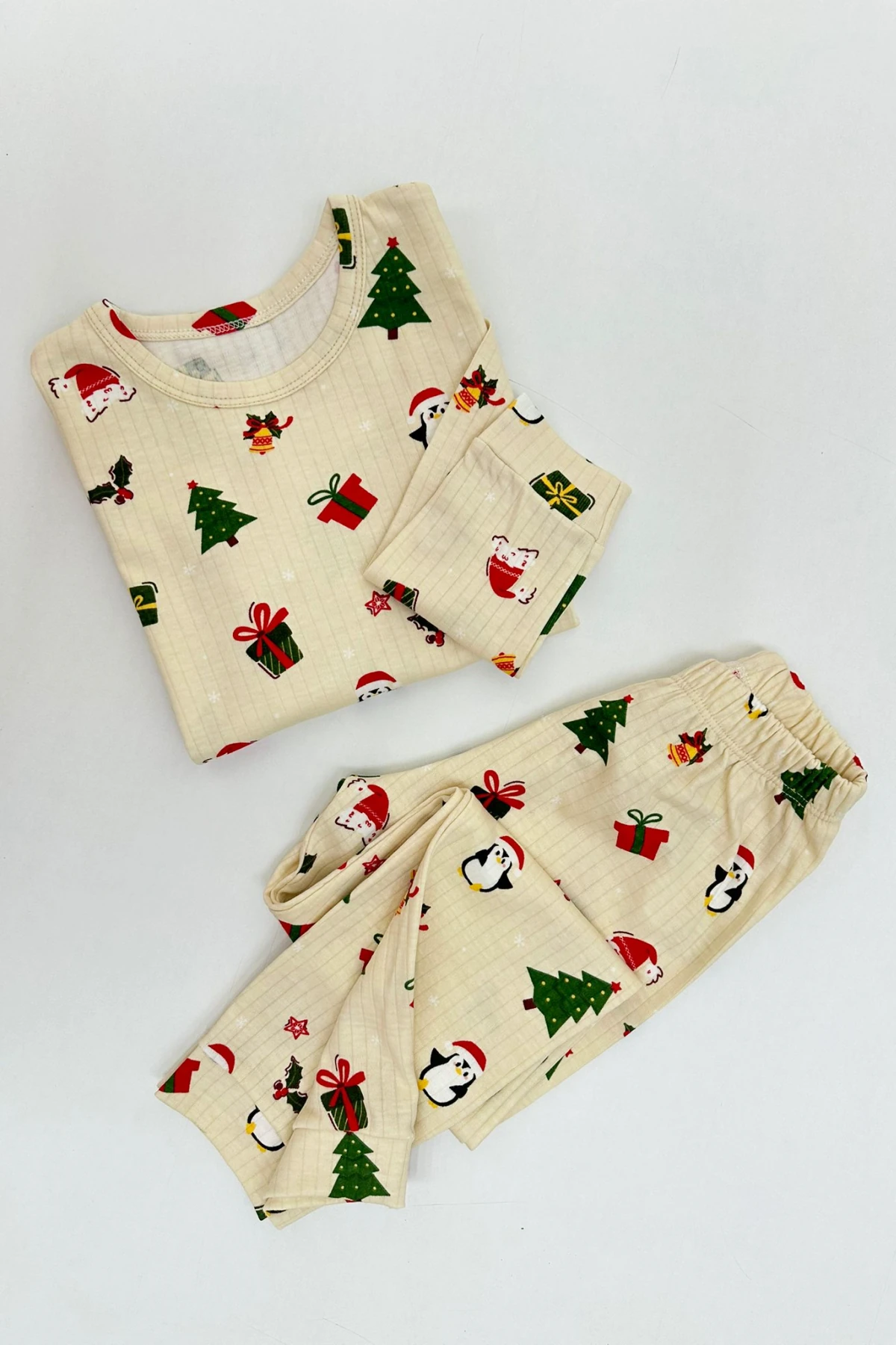 EKRU RENK YILBAŞI TEMALI UNISEX PİJAMA TAKIMI