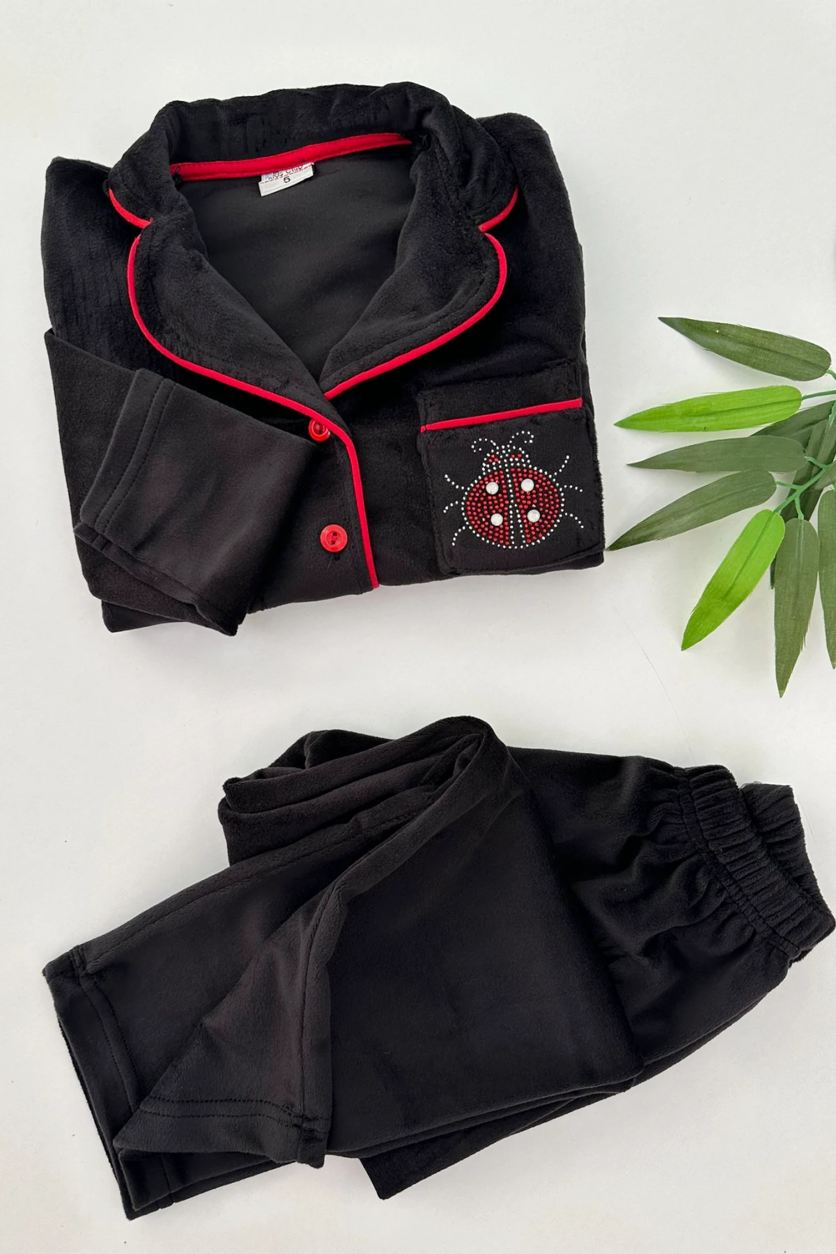 ÖNDEN DÜĞMELİ KADİFE KUMAŞ SİYAH RENK UĞUR BÖCEĞİ NAKIŞLI KIZ ÇOCUK PİJAMA TAKIMI