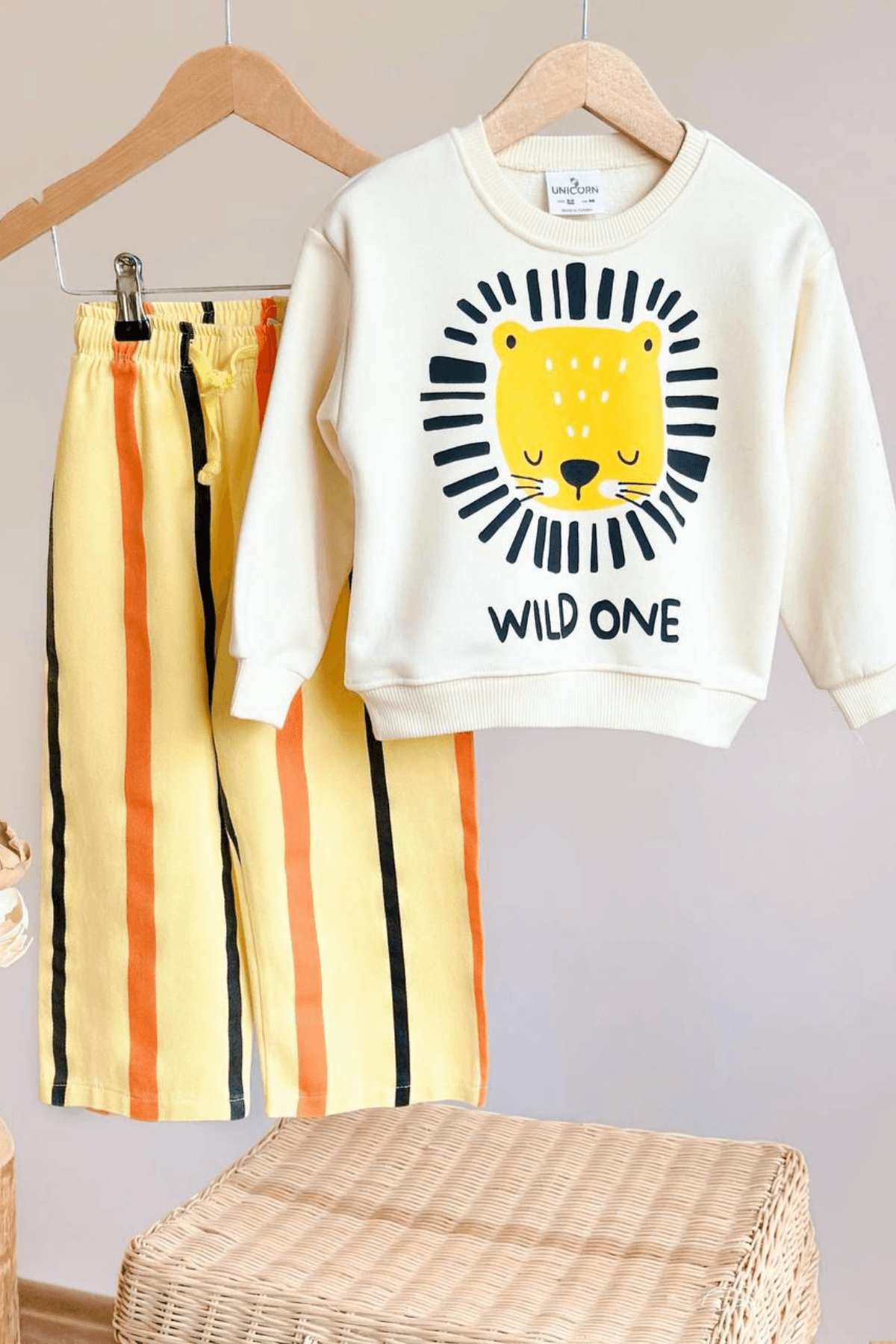 WILD ONE ASLAN BASKILI ÇOCUK EŞOFMAN TAKIMI - SARI ÇİZGİLİ ALTLİ SWEAT TAKIM