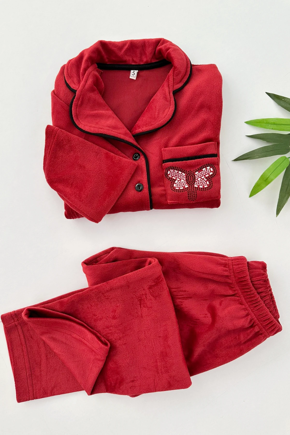 ÖNDEN DÜĞMELİ KADİFE KUMAŞ KIRMIZI RENK KELEBEK NAKIŞLI KIZ ÇOCUK PİJAMA TAKIMI