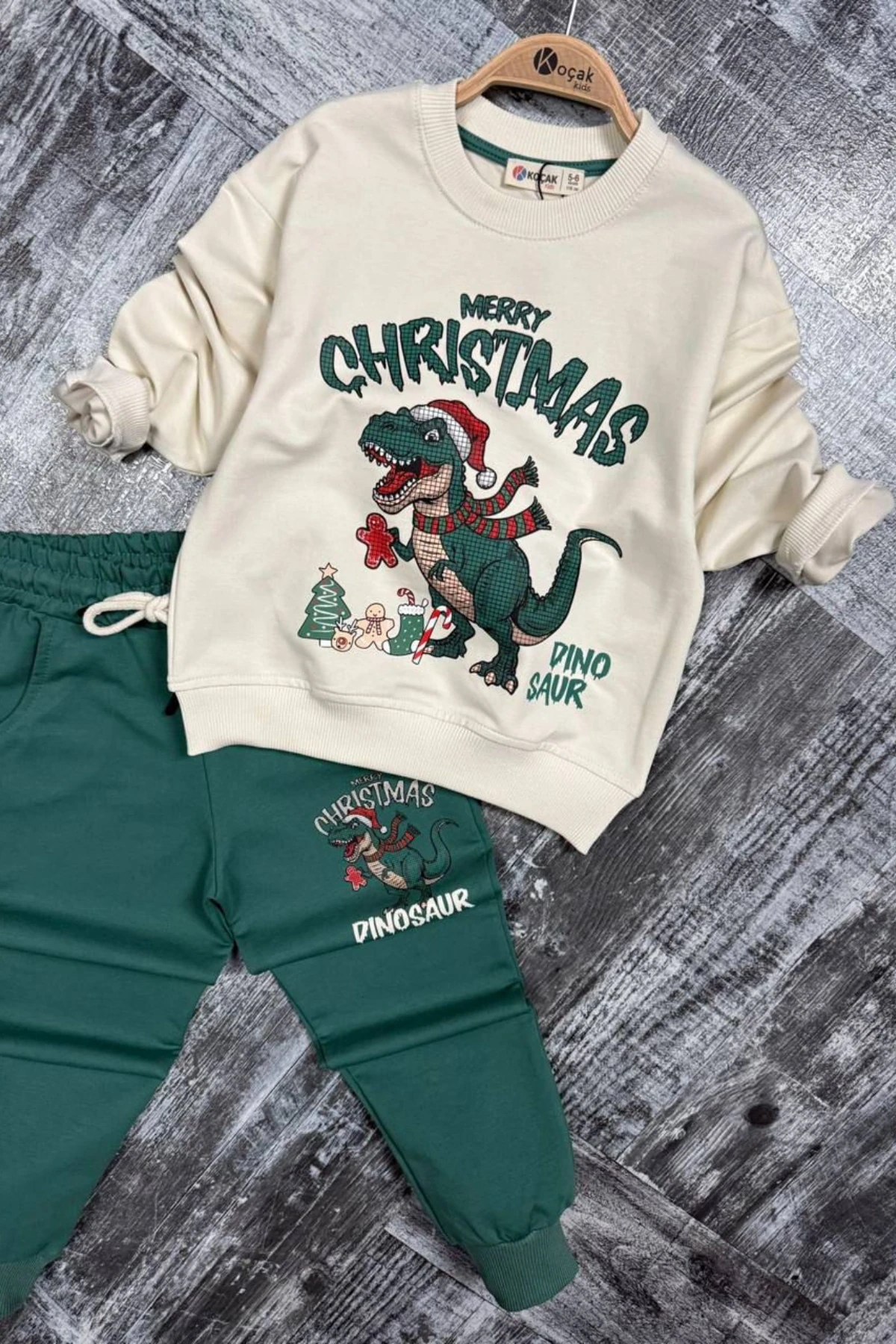 YEŞİL RENK YILBAŞI DİNAZOR BASKILI ERKEK ÇOCUK EŞOFMAN TAKIMI