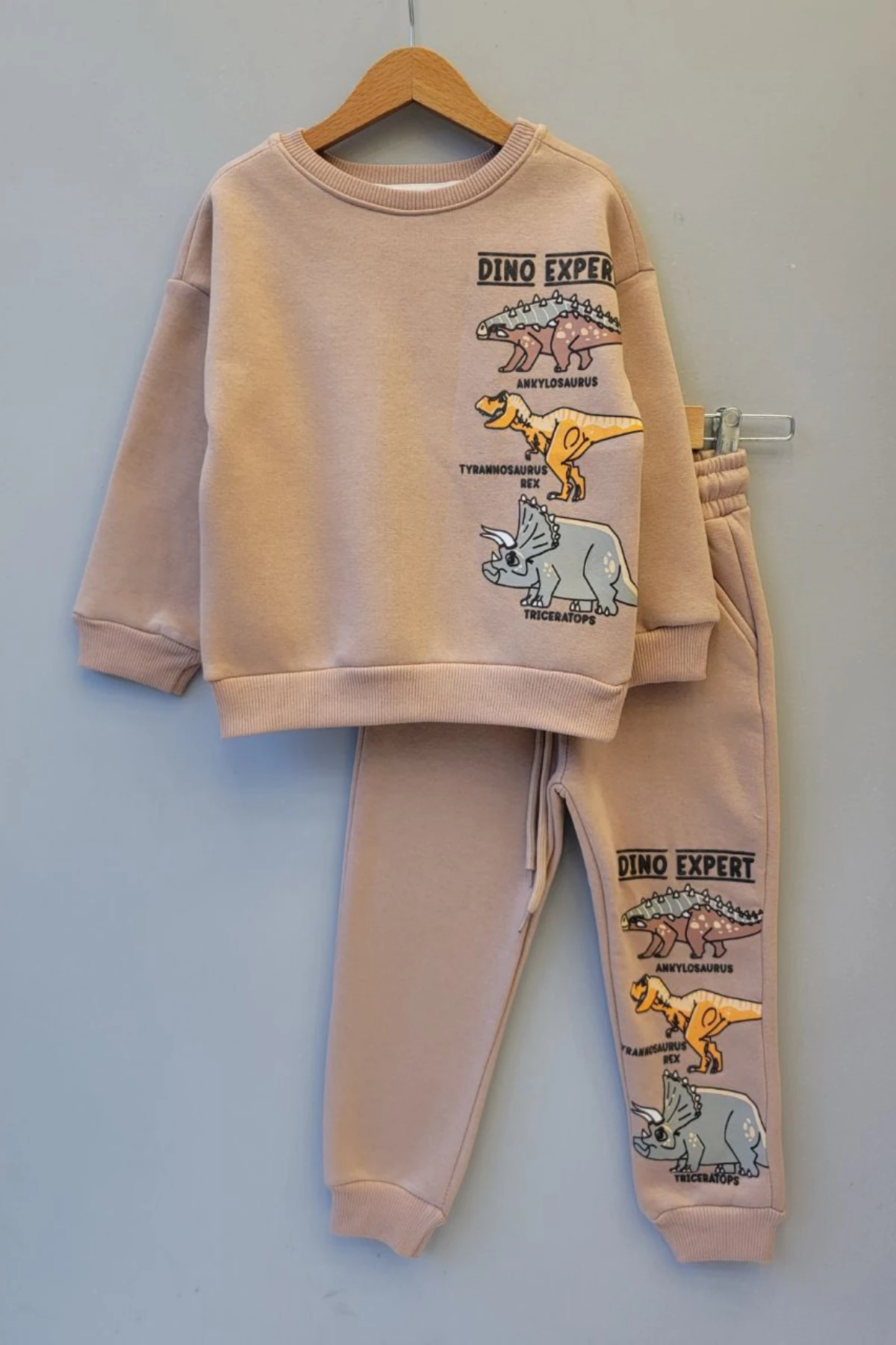 KAHVERENGİ DİNAZOR BASKILI ERKEK ÇOCUK ŞARDONLU EŞOFMAN TAKIMI