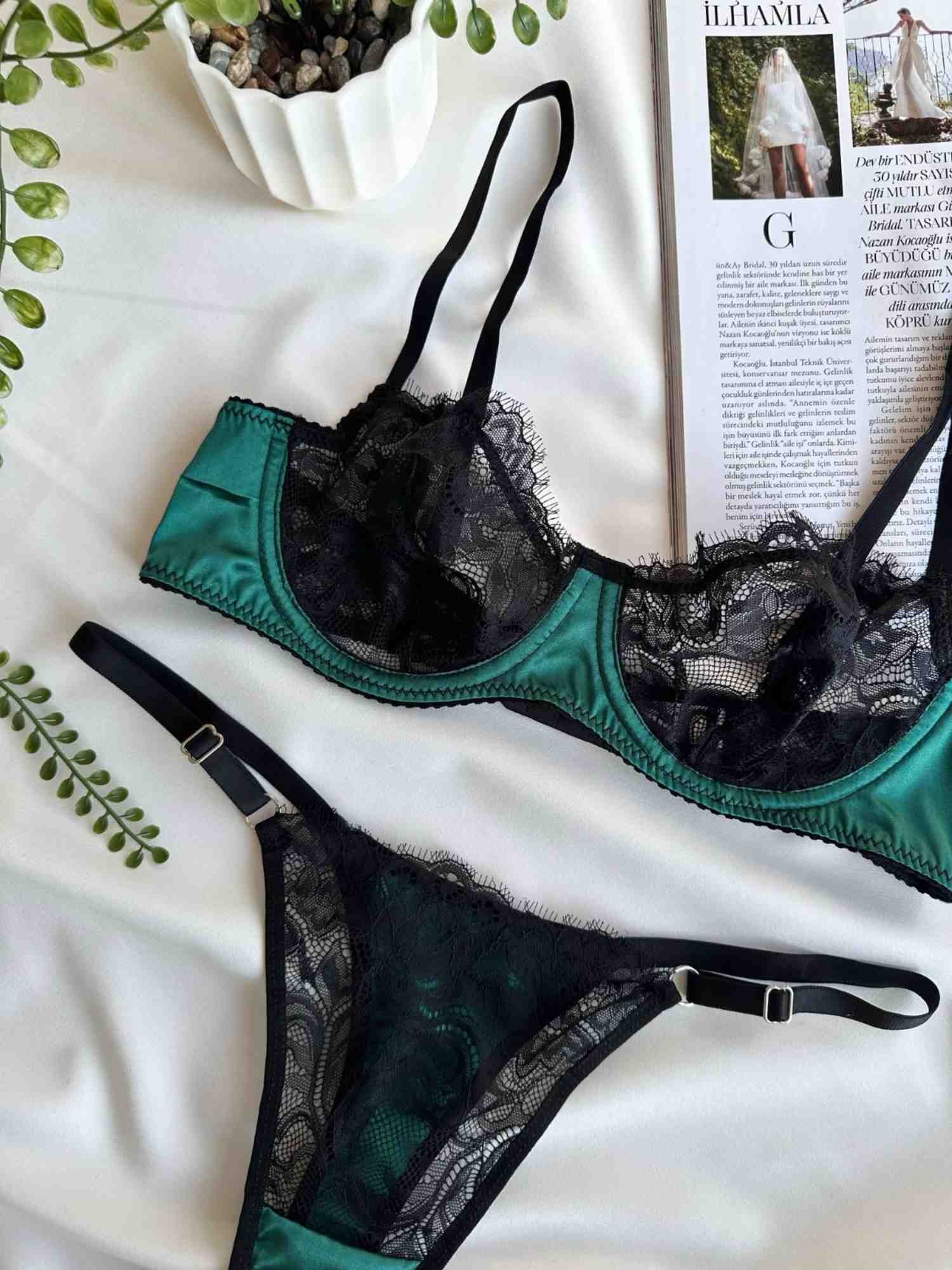 YEŞİL RENK DERİ DETAYLI SİYAH DANTELLİ BRA SET