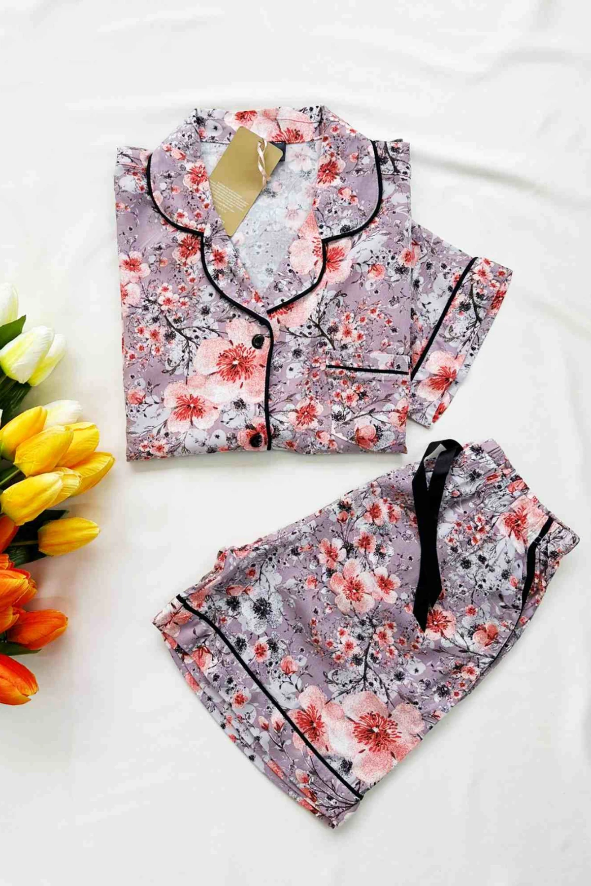 ÖNDEN DÜĞMELİ KISA KOLLU ÇİÇEKLİ ŞORTLU TAKIM