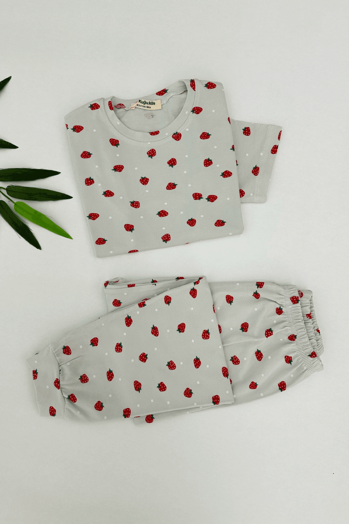 GRİ RENK ÇİLEK DESEN KIZ ÇOCUK KISA KOLLU PİJAMA TAKIMI