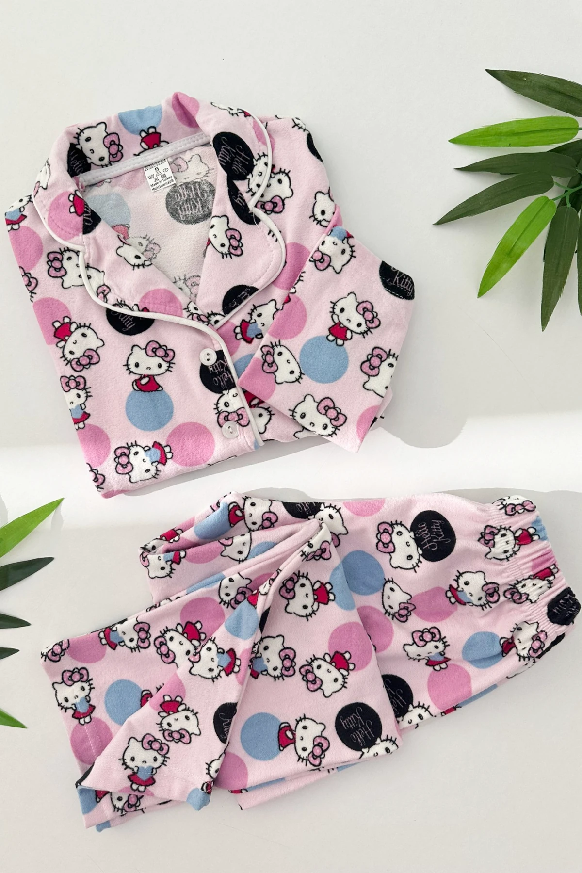 ÖNDEN DÜĞMELİ PUDRA RENK SÜET KUMAŞ HELLO KİTTY DESEN KIZ ÇOCUK PİJAMA TAKIMI