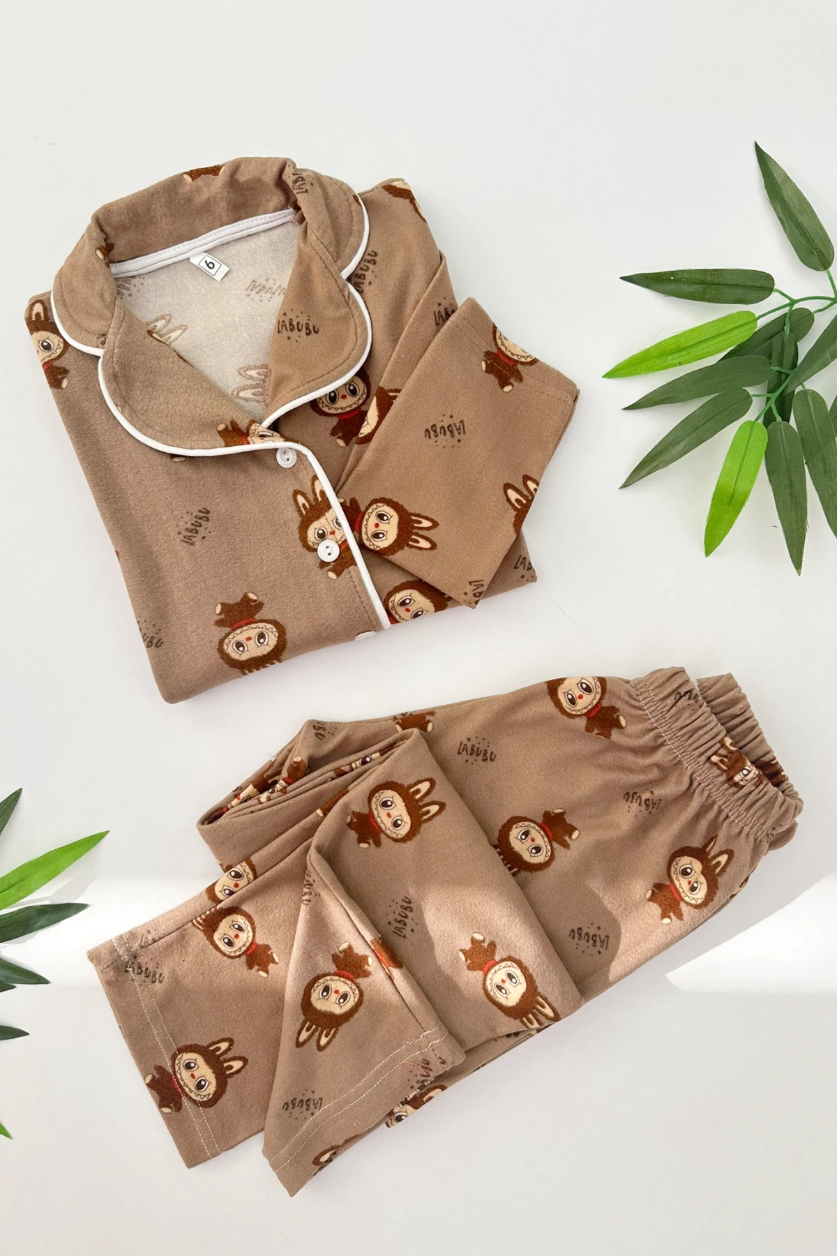 ÖNDEN DÜĞMELİ SÜET KUMAŞ LABUBU DESEN UNISEX PİJAMA TAKIMI