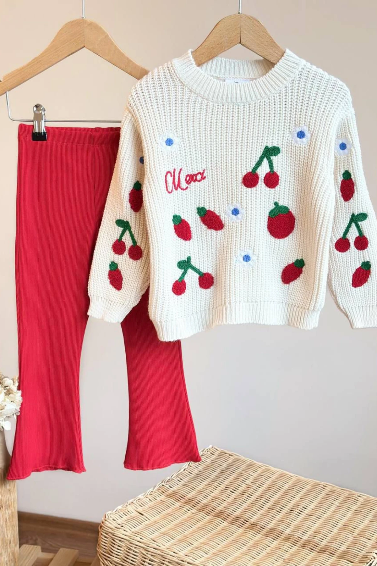 EKRU RENK TRİKO KUMAŞ KİRAZ NAKIŞLI KIZ ÇOCUK ALT ÜST TAKIM