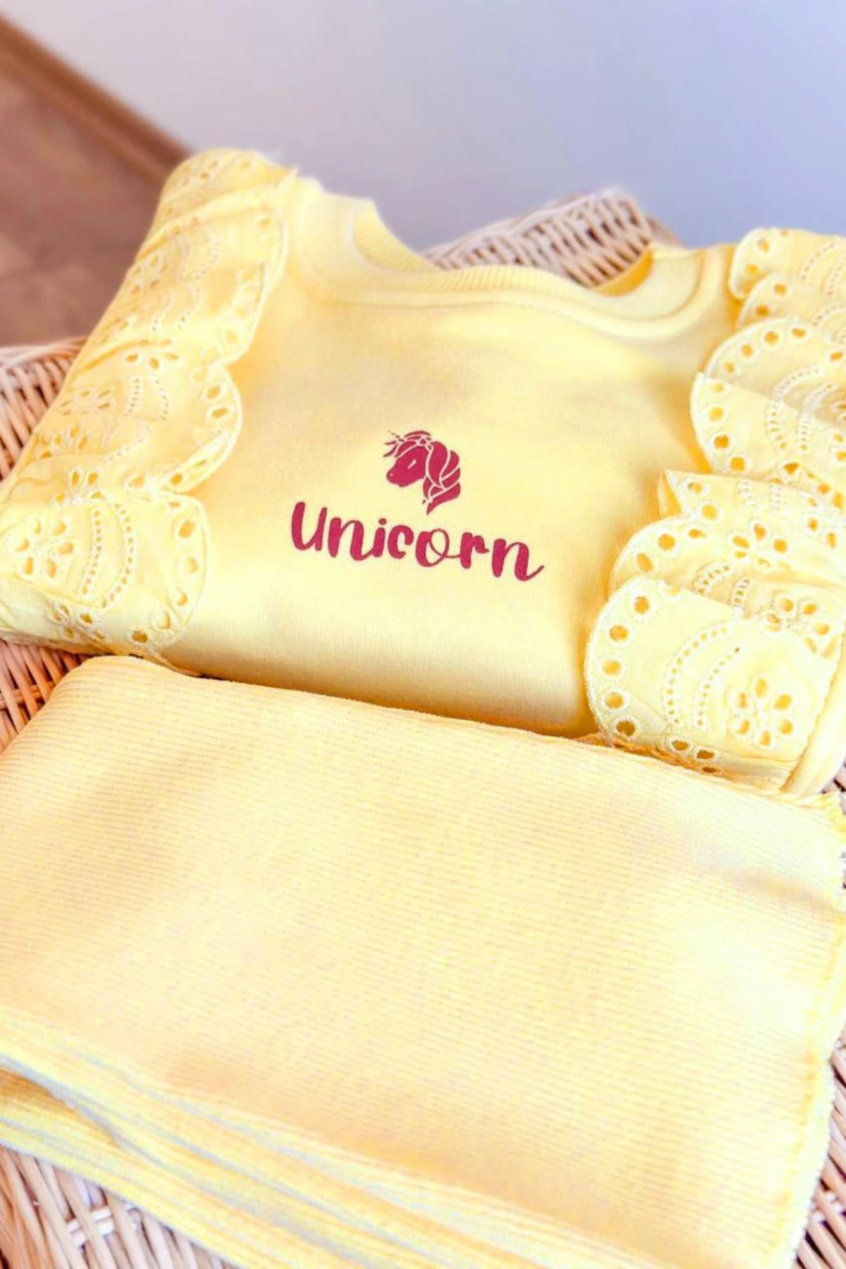 SARI RENK UNICORN BASKILI FIRFIR DETAYLI KIZ ÇOCUK TAYTLI TAKIM