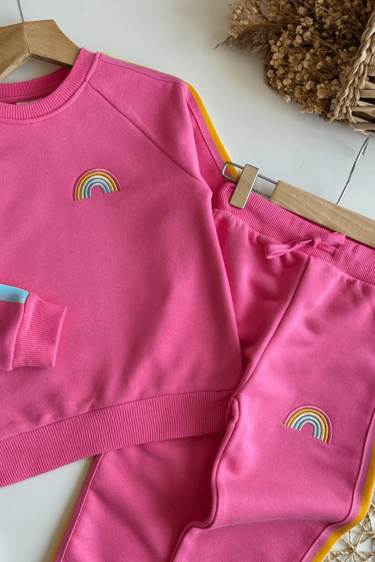 PEMBE RENK GÖKKUŞAĞI NAKIŞLI KIZ ÇOCUK EŞOFMAN TAKIMI