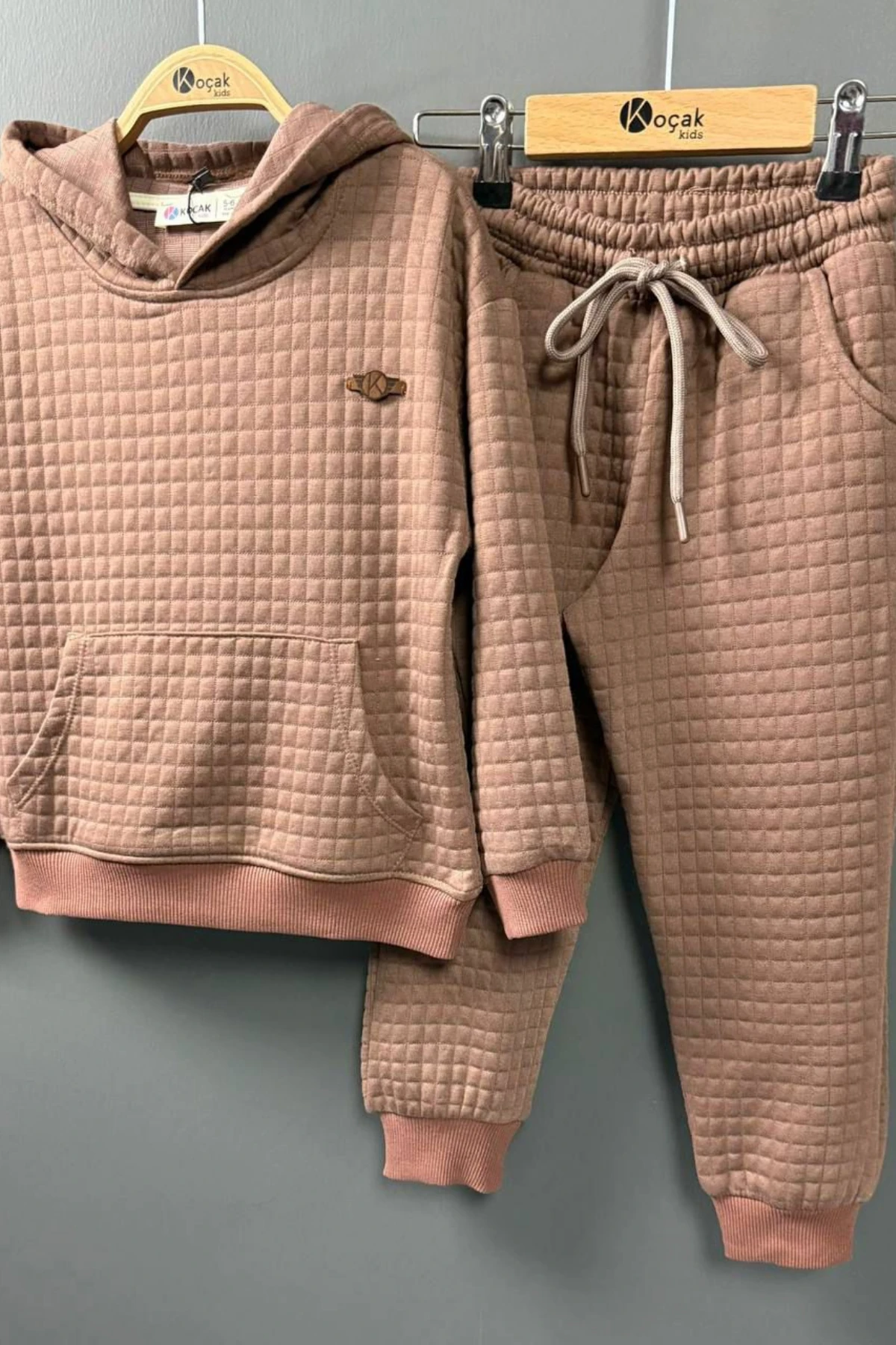 KAHVERENGİ KAPİTONE KUMAŞ ERKEK ÇOCUK EŞOFMAN TAKIMI 