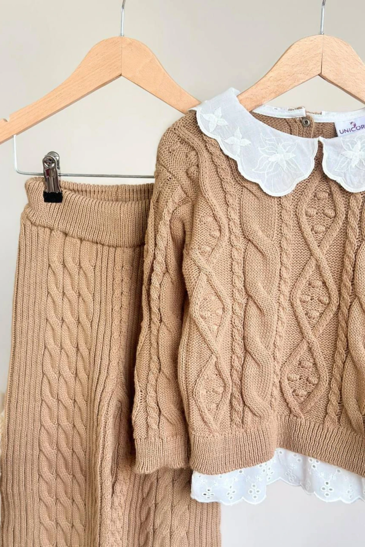 BEJ RENK TRİKO KUMAŞ FİSTO DETAY BEBE YAKA KIZ ÇOCUK ALT ÜST TAKIM