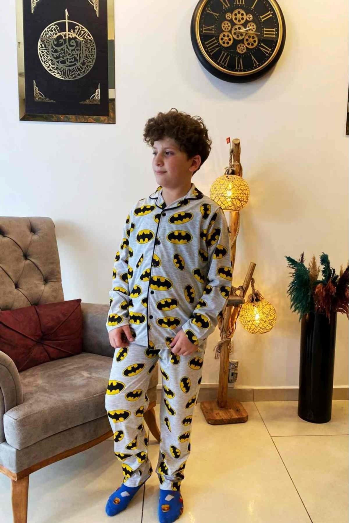 ÖNDEN DÜĞMELİ BATMAN DESEN PİJAMA TAKIMI