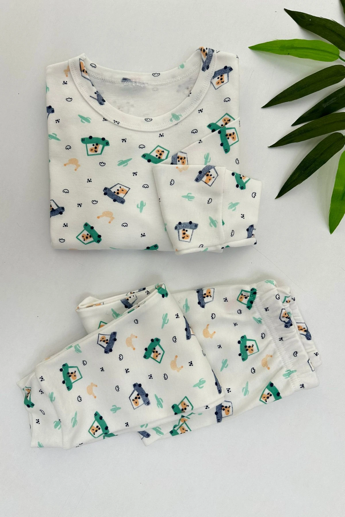 EKRU RENK YEŞİL İŞ MAKİNESİ DESEN ERKEK ÇOCUK PİJAMA TAKIMI