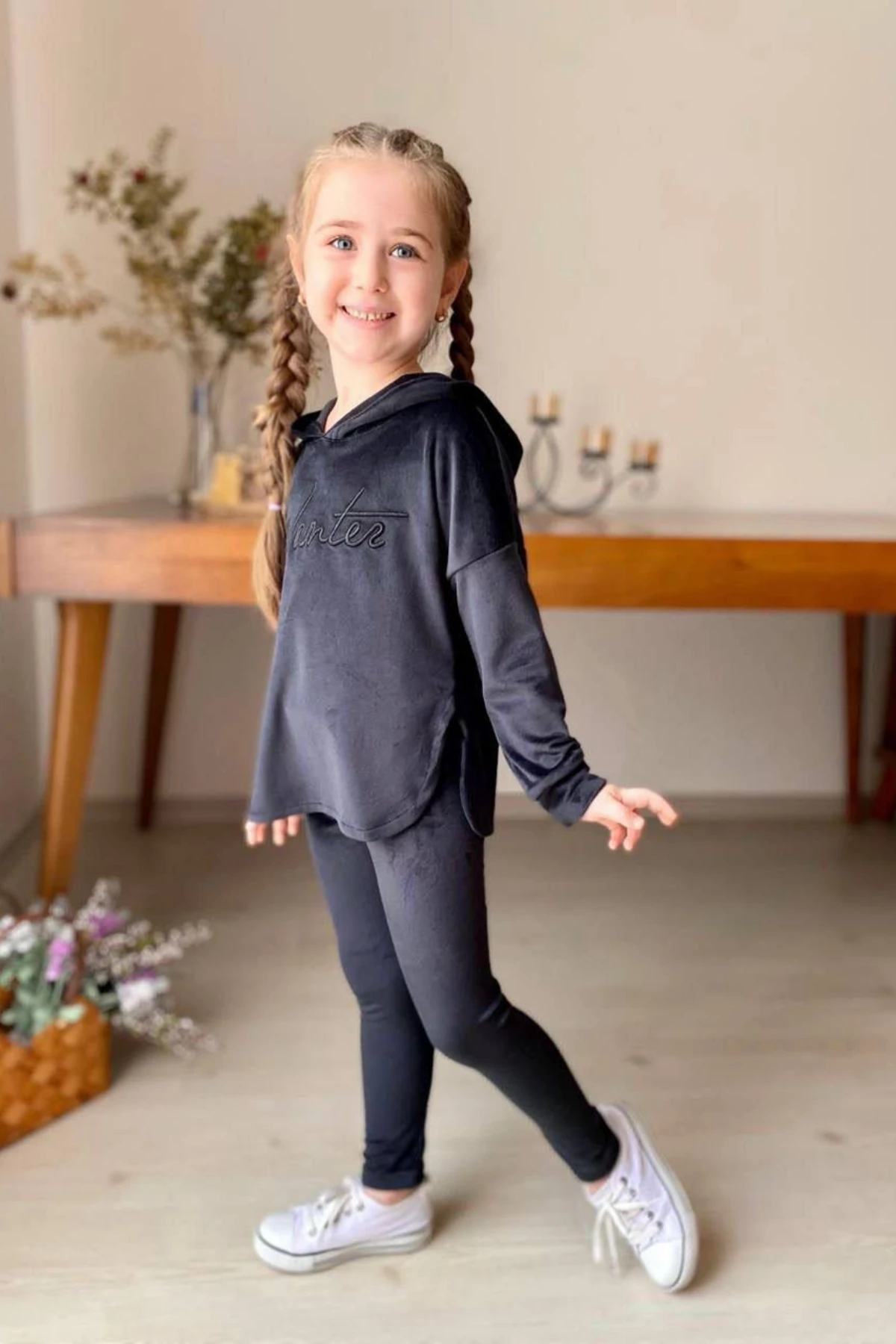 LACİVERT RENK KADİFE KUMAŞ YAZI NAKIŞLI KAPÜŞONLU KIZ ÇOCUK EŞOFMAN TAKIMI 