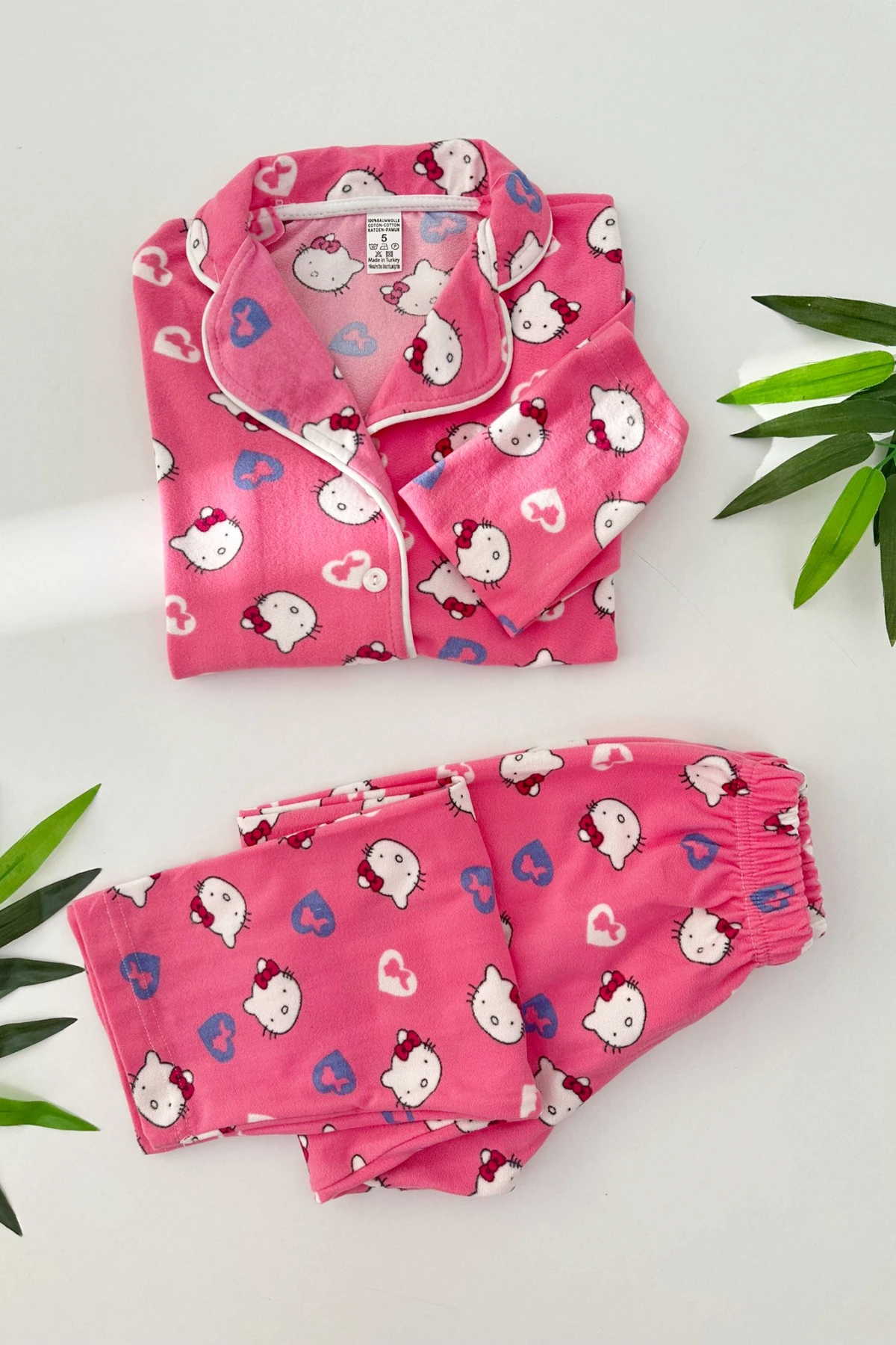 ÖNDEN DÜĞMELİ PEMBE RENK SÜET KUMAŞ HELLO KİTTY DESEN KIZ ÇOCUK PİJAMA TAKIMI