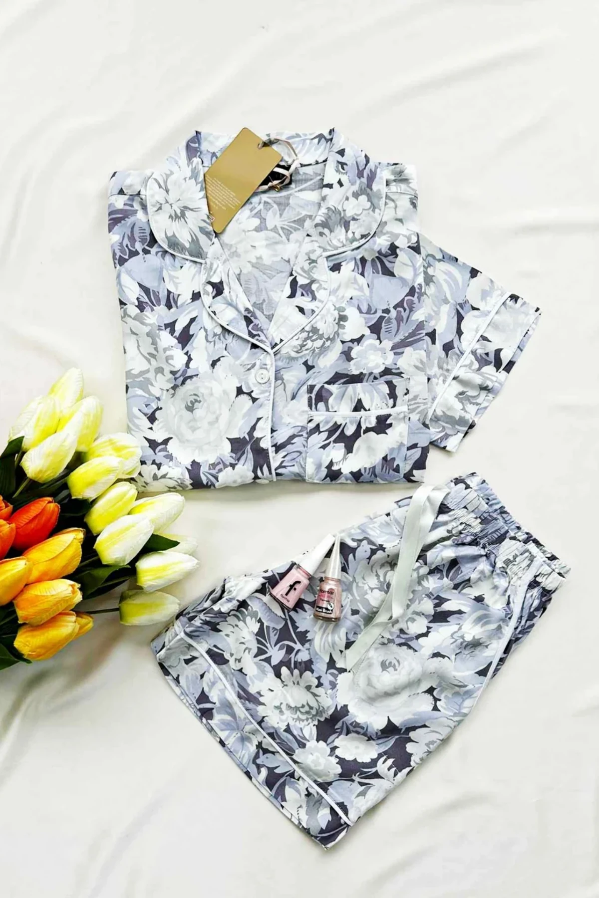 ÖNDEN DÜĞMELİ KISA KOL GRİ ÇİÇEKLİ ŞORTLU TAKIM