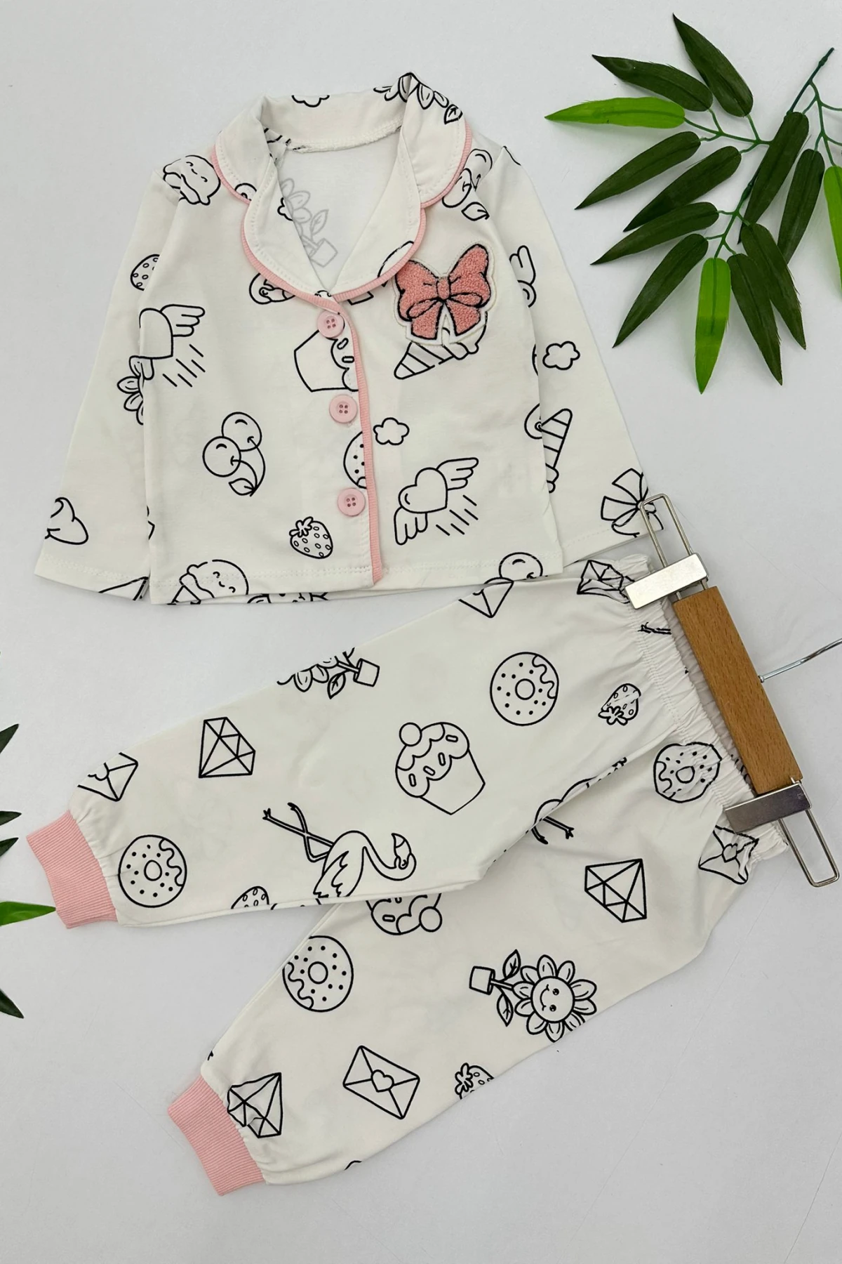 ÖNDEN DÜĞMELİ SOMON KURDELE NAKIŞLI KIZ ÇOCUK PİJAMA TAKIMI