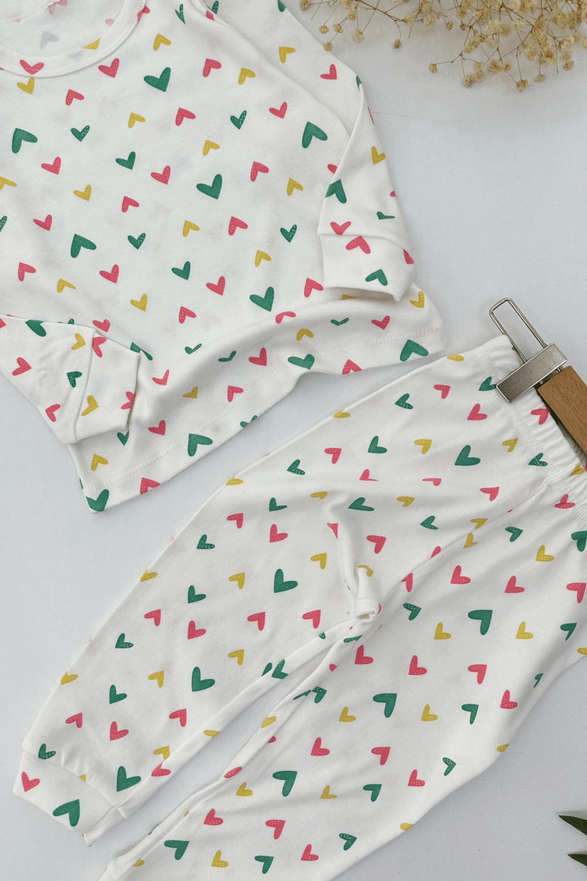 EKRU RENK RENKLİ KALP DESEN KIZ ÇOCUK PİJAMA TAKIMI