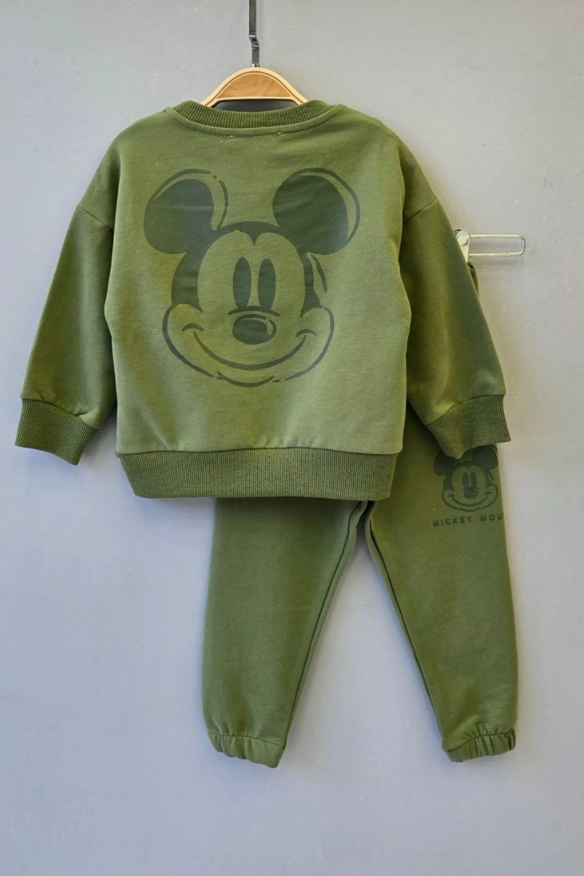 YEŞİL RENK ARKASI MİCKEY MOSUE BASKILI ERKEK BEBEK EŞOFMAN TAKIMI