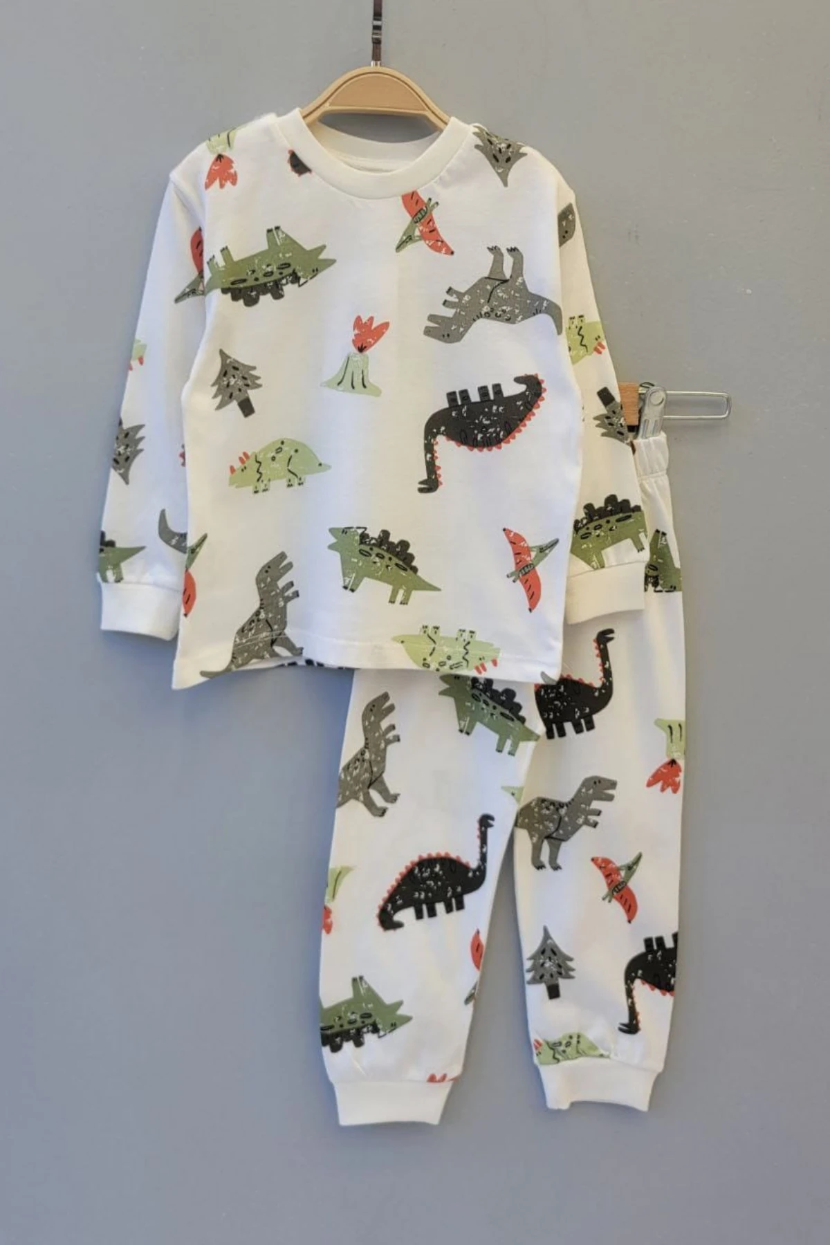 EKRU RENK YEŞİL DİNAZOR DESEN ERKEK ÇOCUK PİJAMA TAKIMI