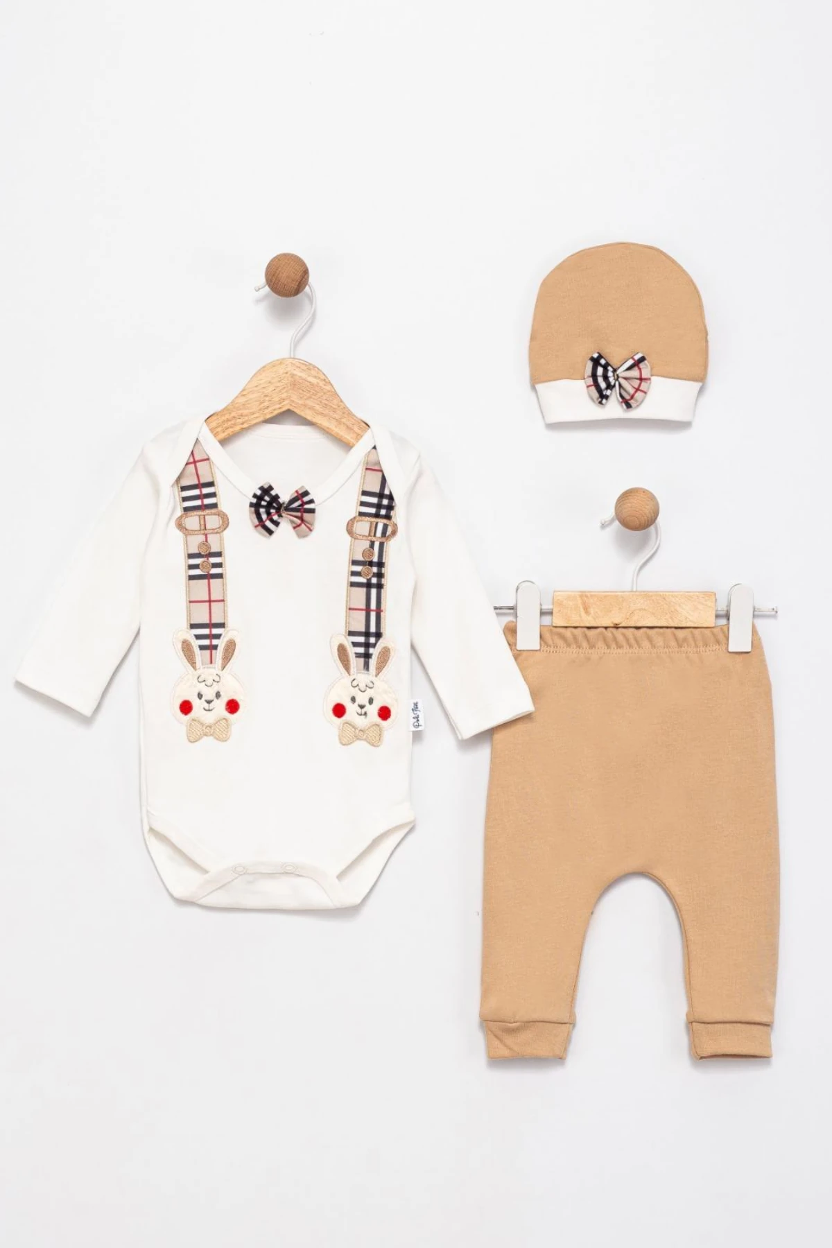 EKRU BEJ PAPYON DETAYLI TAVŞAN NAKIŞLI ERKEK BEBEK ŞAPKALI ZIBIN SET