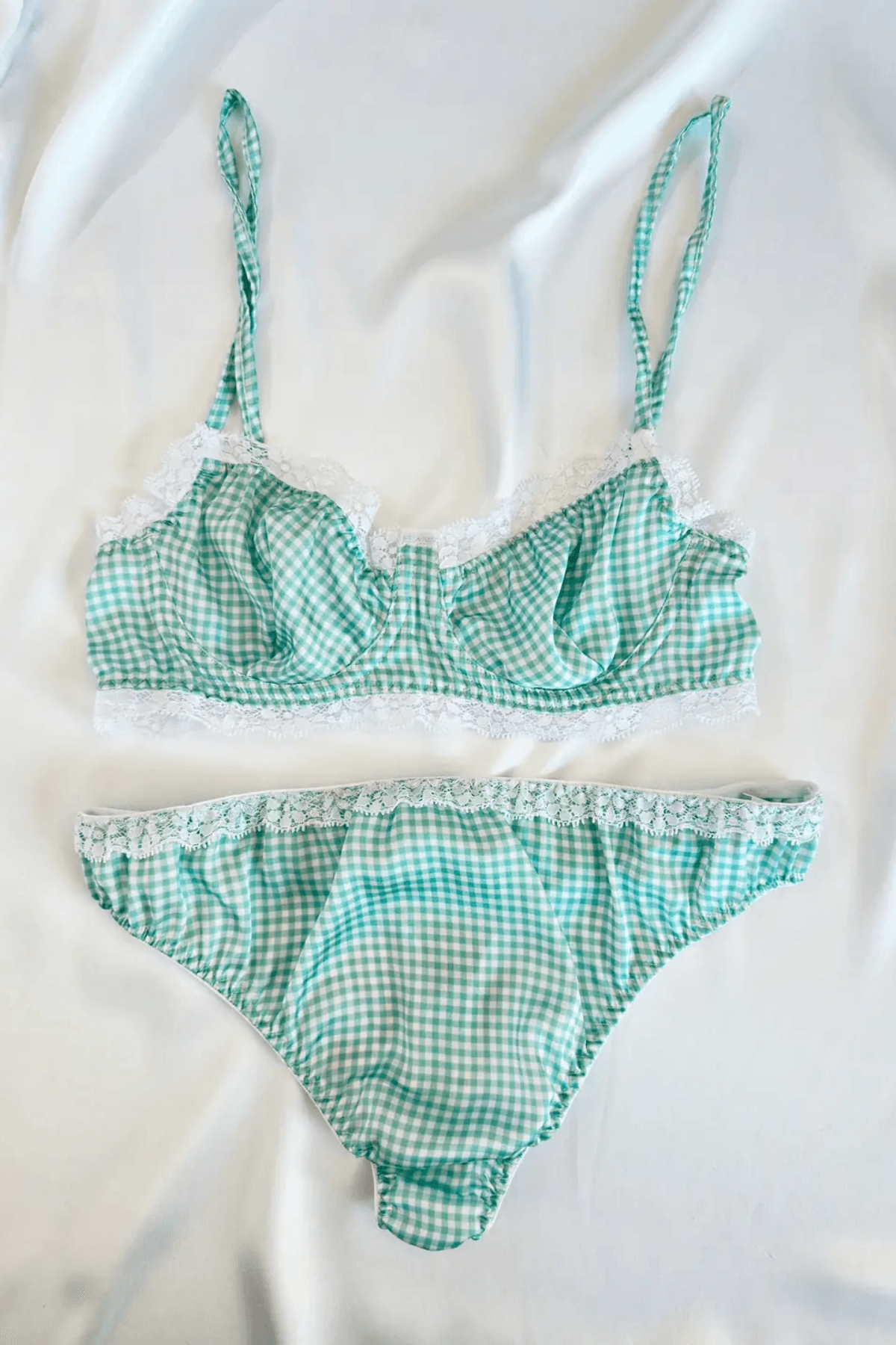 MİNT YEŞİL SATEN PÖTİKARELİ DANTELLİ İP ASKILI BRA SET