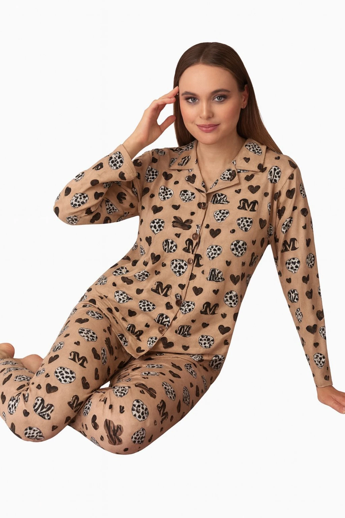 ÖNDEN DÜĞMELİ SÜET KUMAŞ BEJ KALP DESEN KADIN PİJAMA TAKIMI