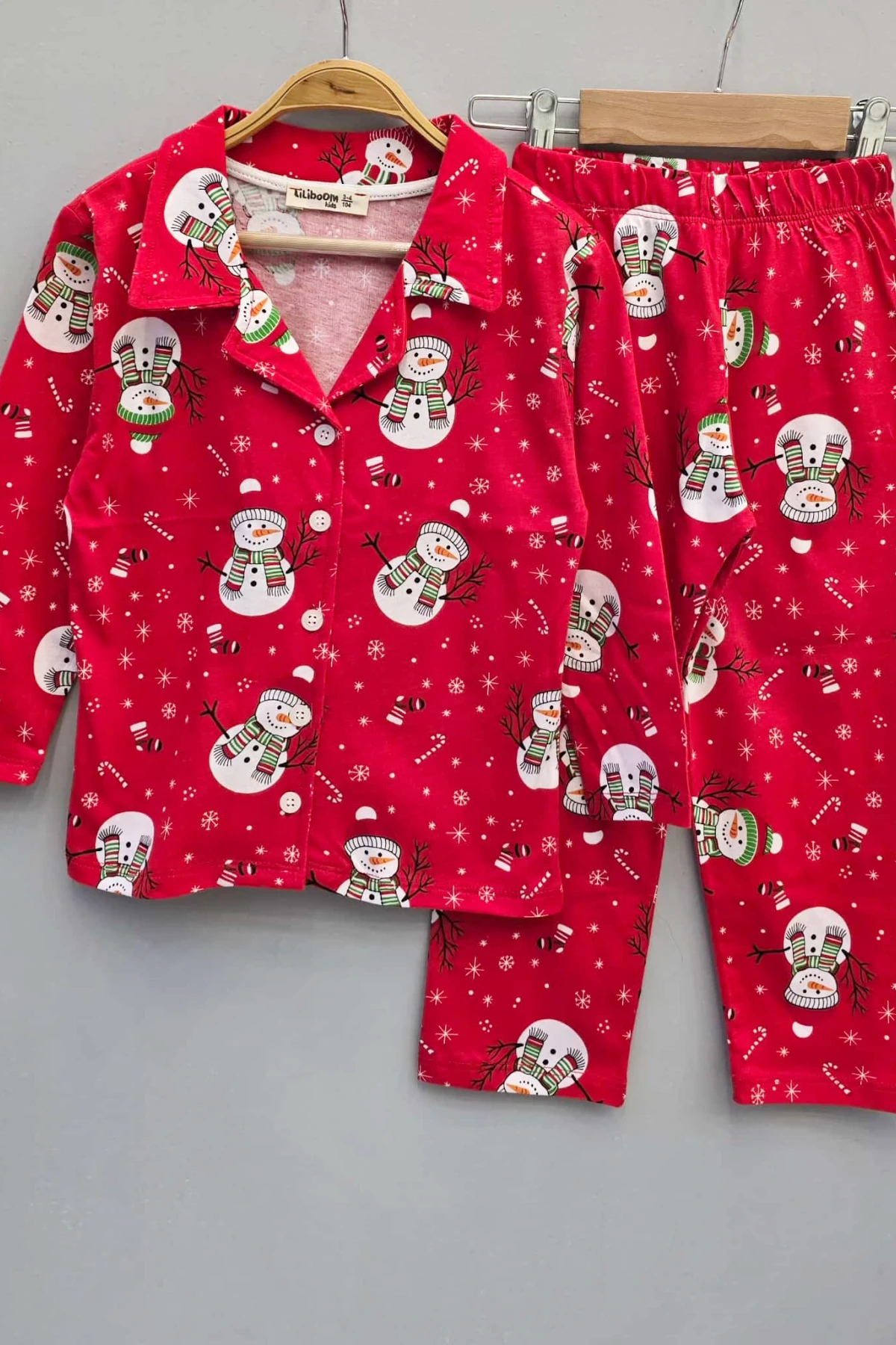 ÖNDEN DÜĞMELİ KIRMIZI RENK KARDAN ADAM DESENLİ PİJAMA TAKIMI