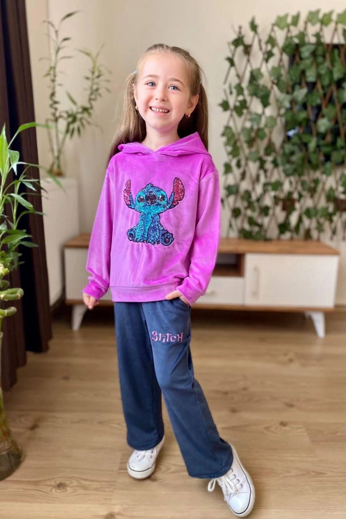 FUŞYA RENK STİÇ PUL NAKIŞLI KADİFE KUMAŞ KIZ ÇOCUK EŞOFMAN TAKIMI