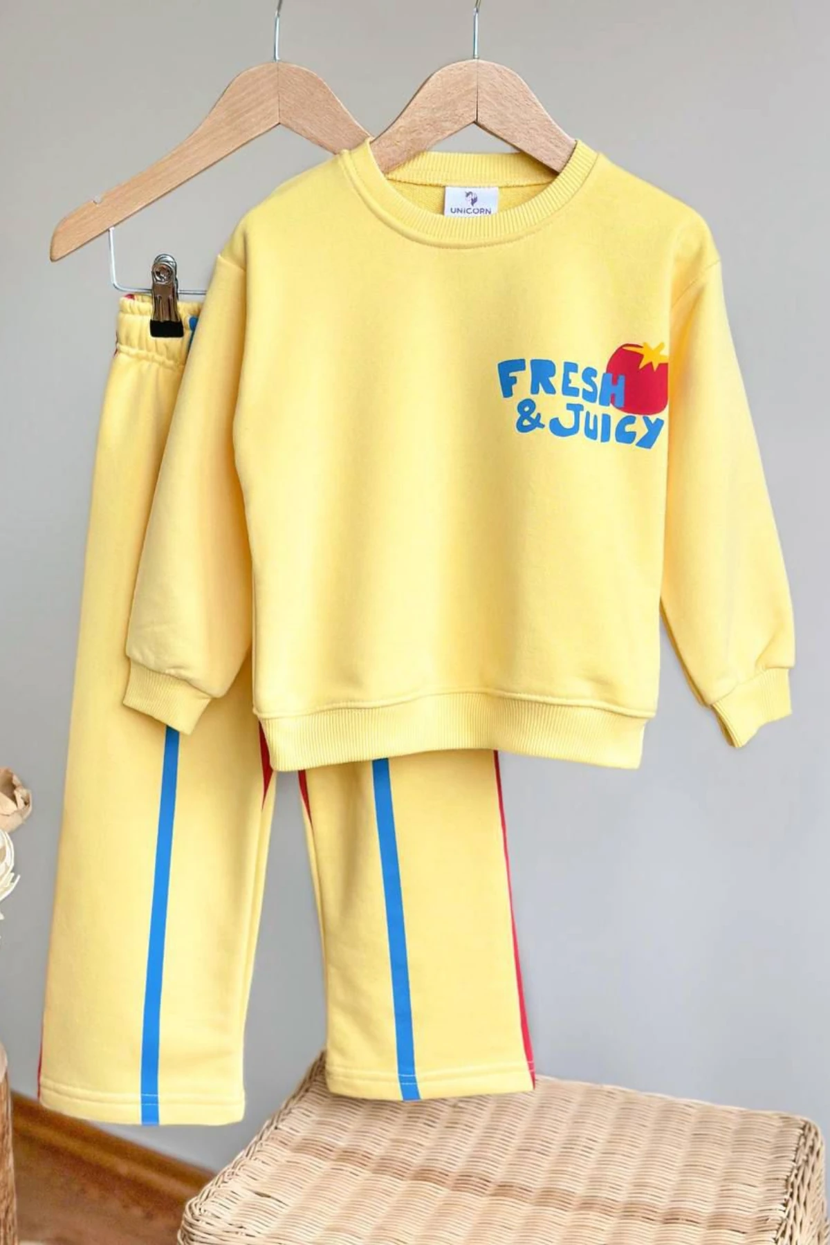 SARI RENK DOMATES BASKILI UNISEX EŞOFMAN TAKIMI