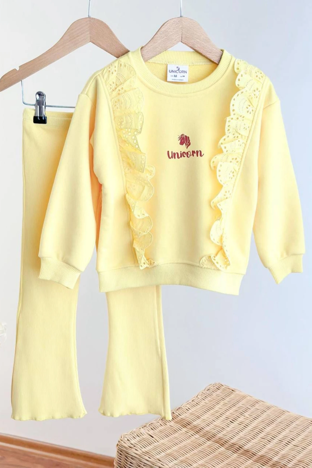 SARI RENK UNICORN BASKILI FIRFIR DETAYLI KIZ ÇOCUK TAYTLI TAKIM
