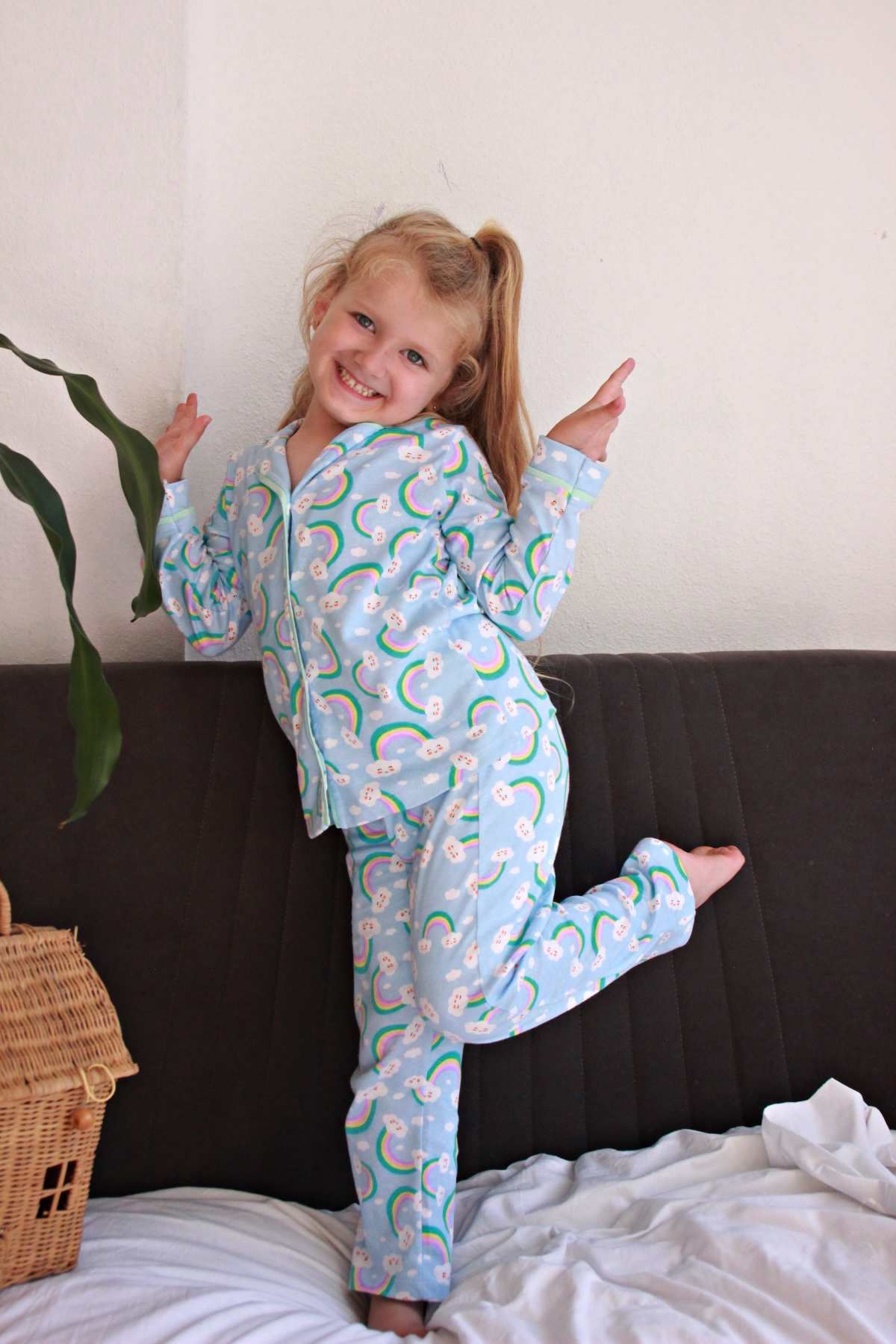 ÖNDEN DÜĞMELİ GÖKKUŞAĞI MODEL PİJAMA TAKIMI