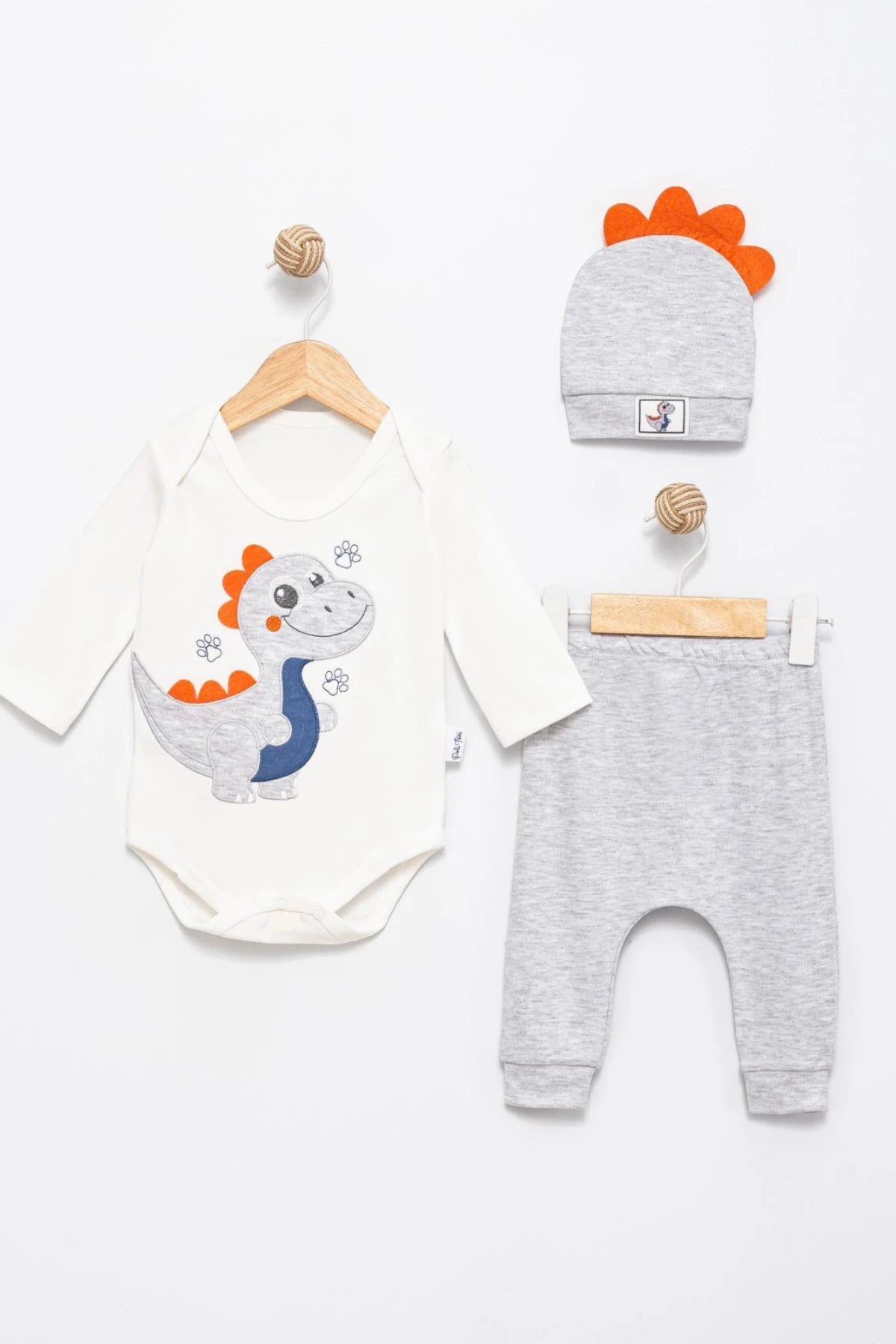 EKRU RENK GRİ DİNAZOR NAKIŞLI ERKEK BEBEK ŞAPKALI ZIBIN SET