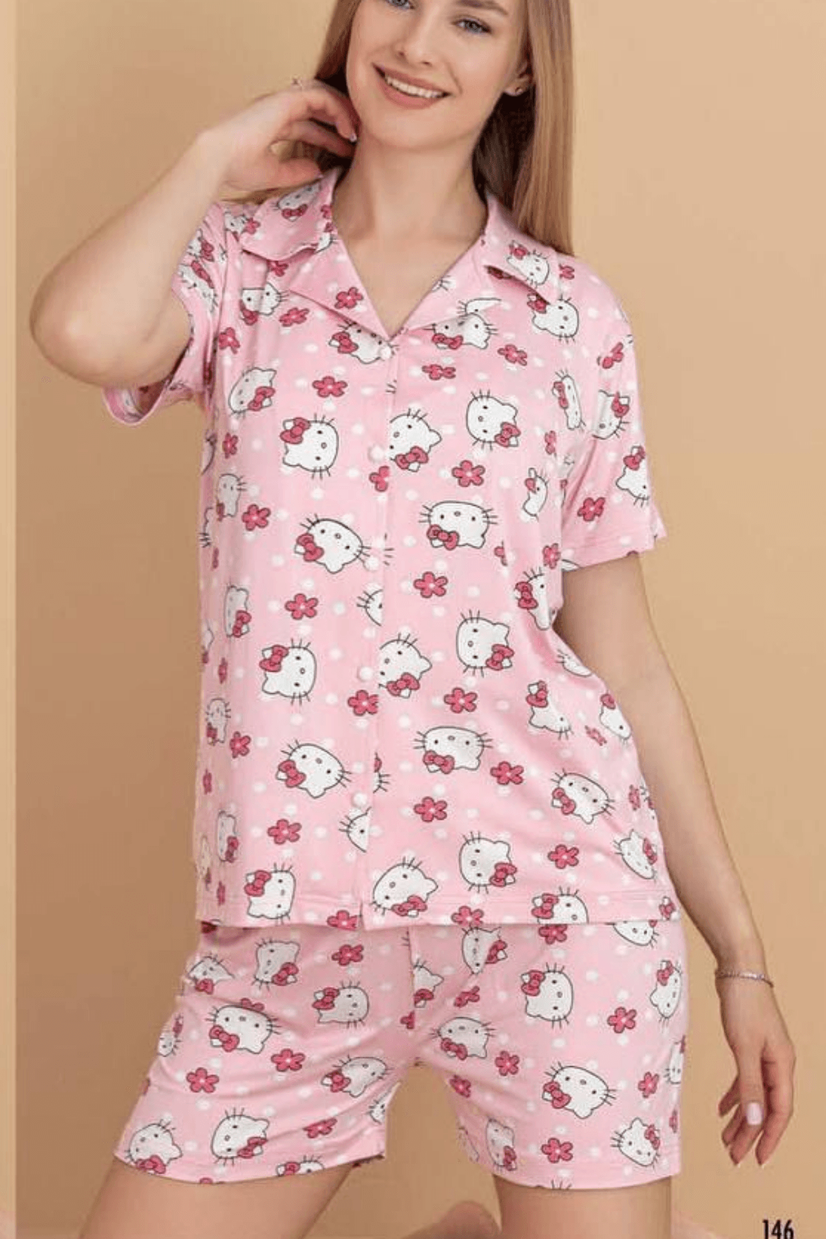 ÖNDEN DÜĞMELİ HELLO KİTTY DESEN KISA KOL ŞORTLU KADIN PİJAMA TAKIMI