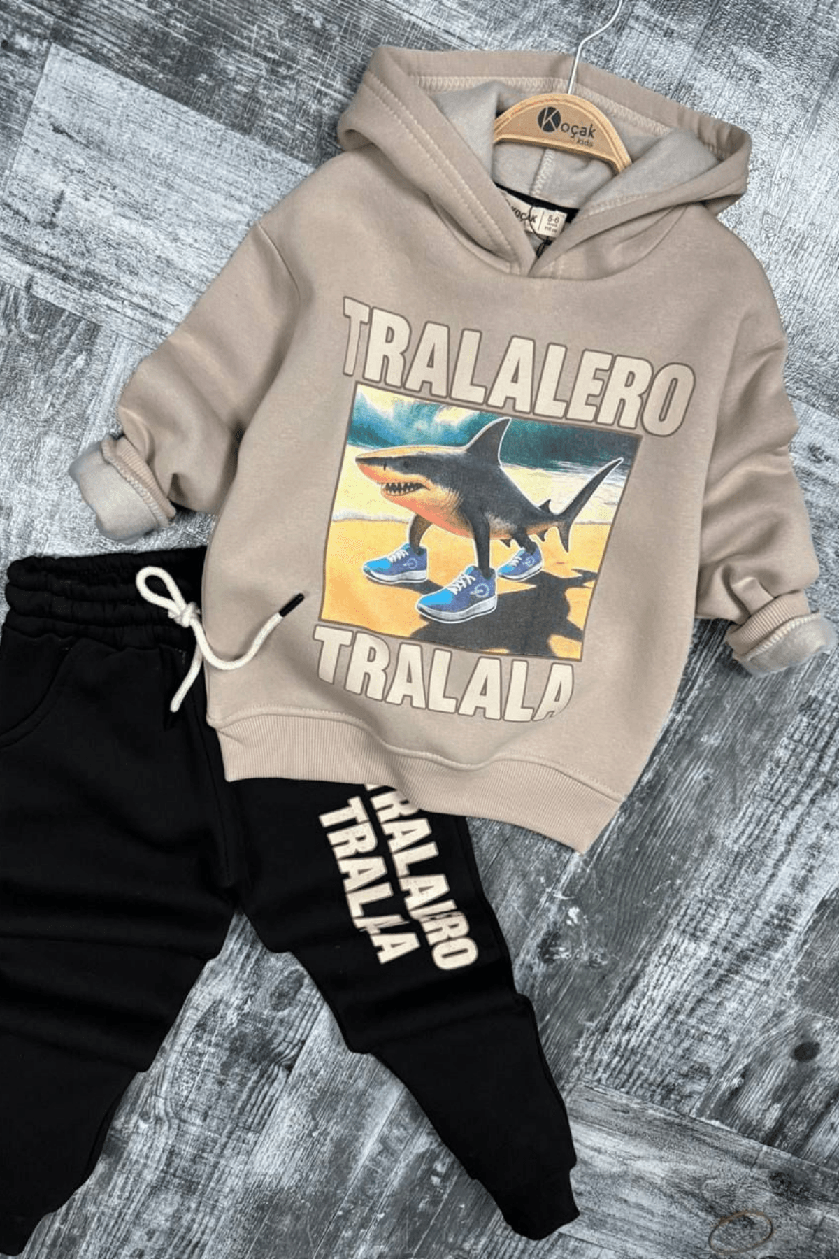 BEJ RENK BALİNA BASKILI ŞARDONLU ERKEK ÇOCUK EŞOFMAN TAKIMI 