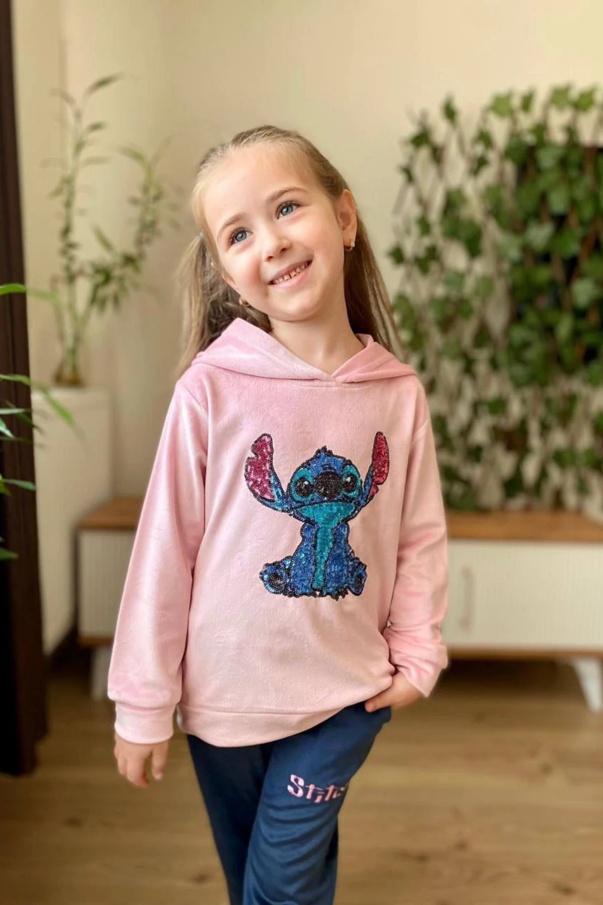 PUDRA RENK STİÇ PUL NAKIŞLI KADİFE KUMAŞ KIZ ÇOCUK EŞOFMAN TAKIMI